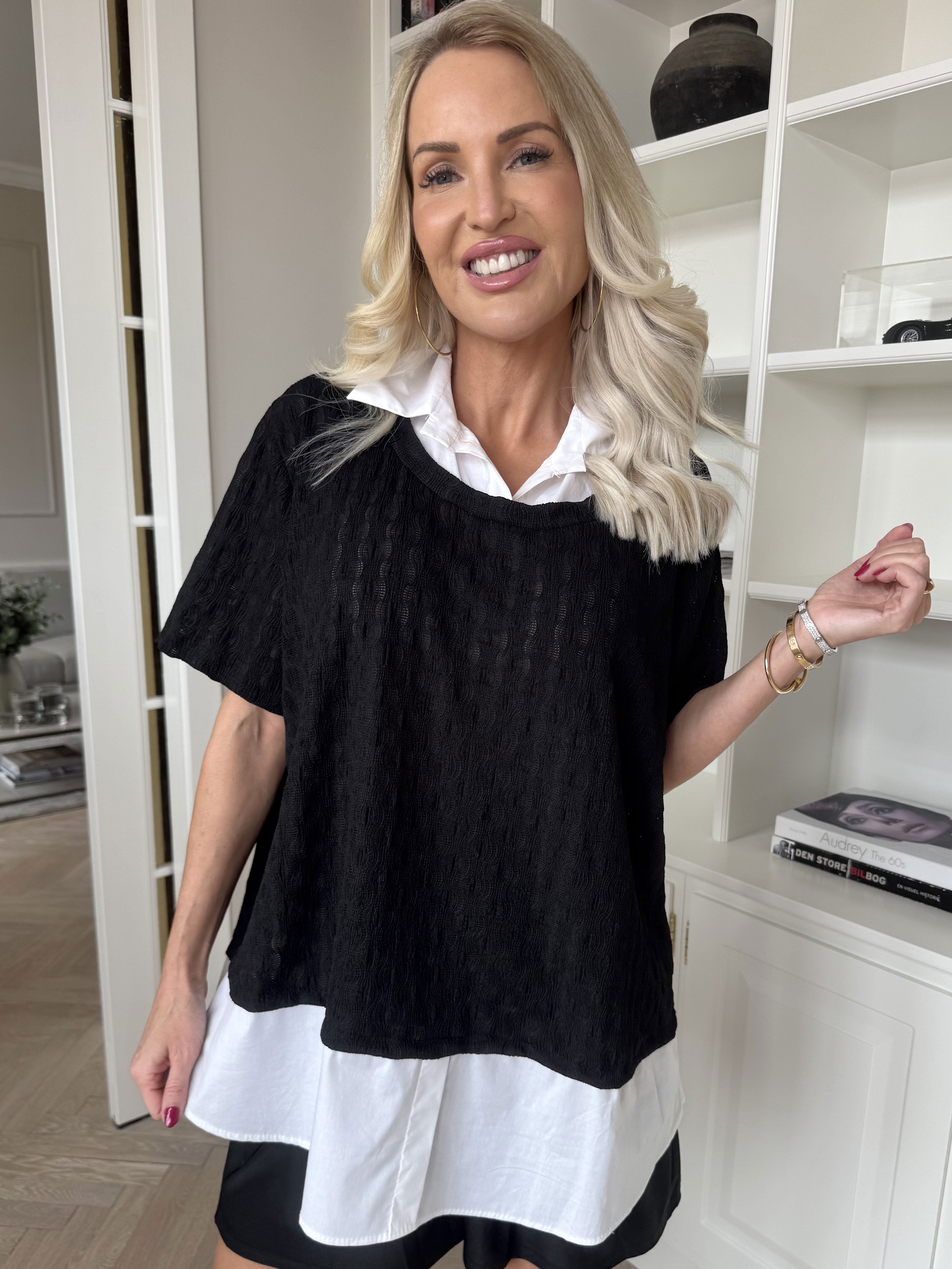 Shandel - Söt stretchig blus med skjortdetaljer