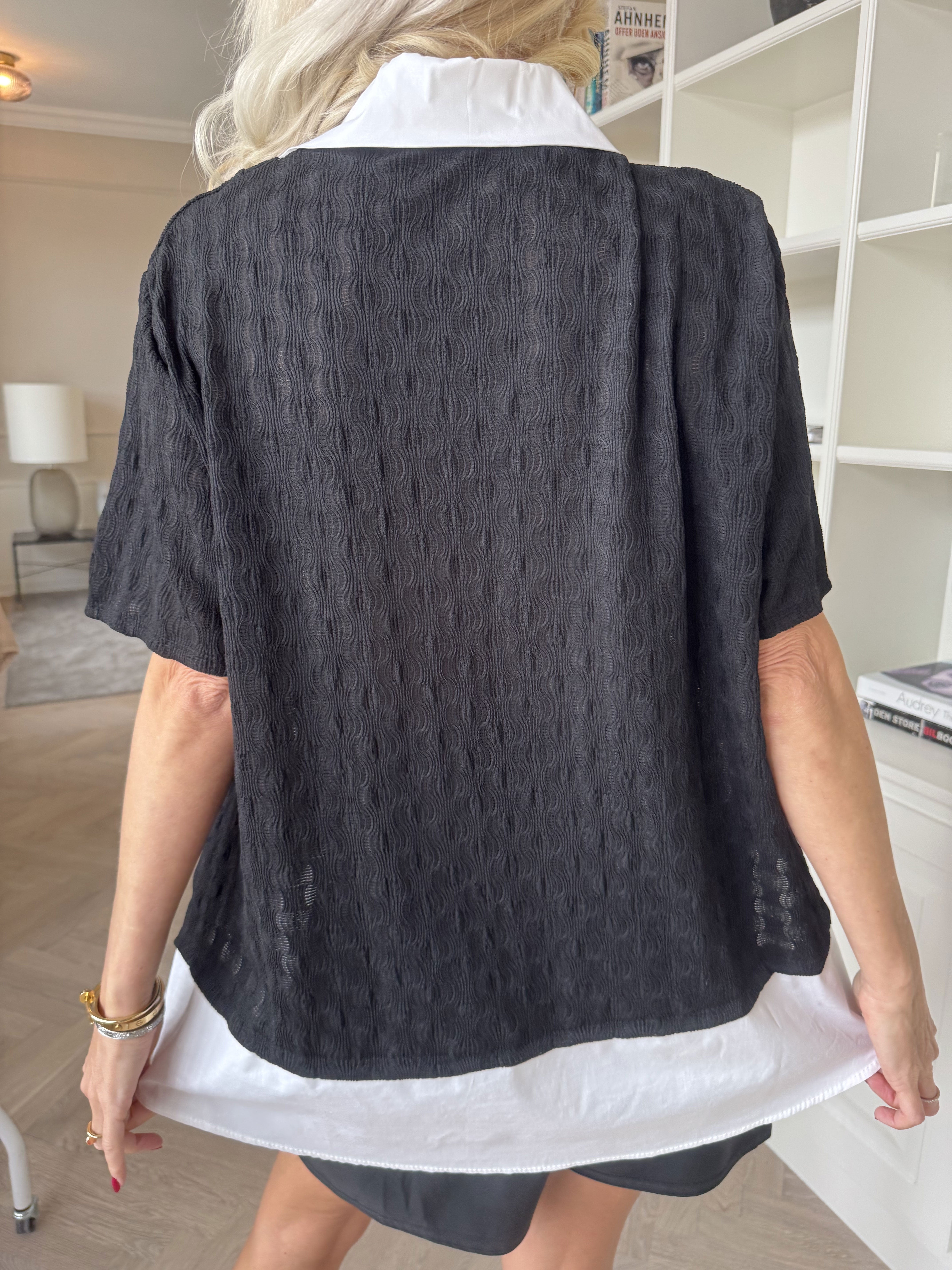 Shandel - Söt stretchig blus med skjortdetaljer