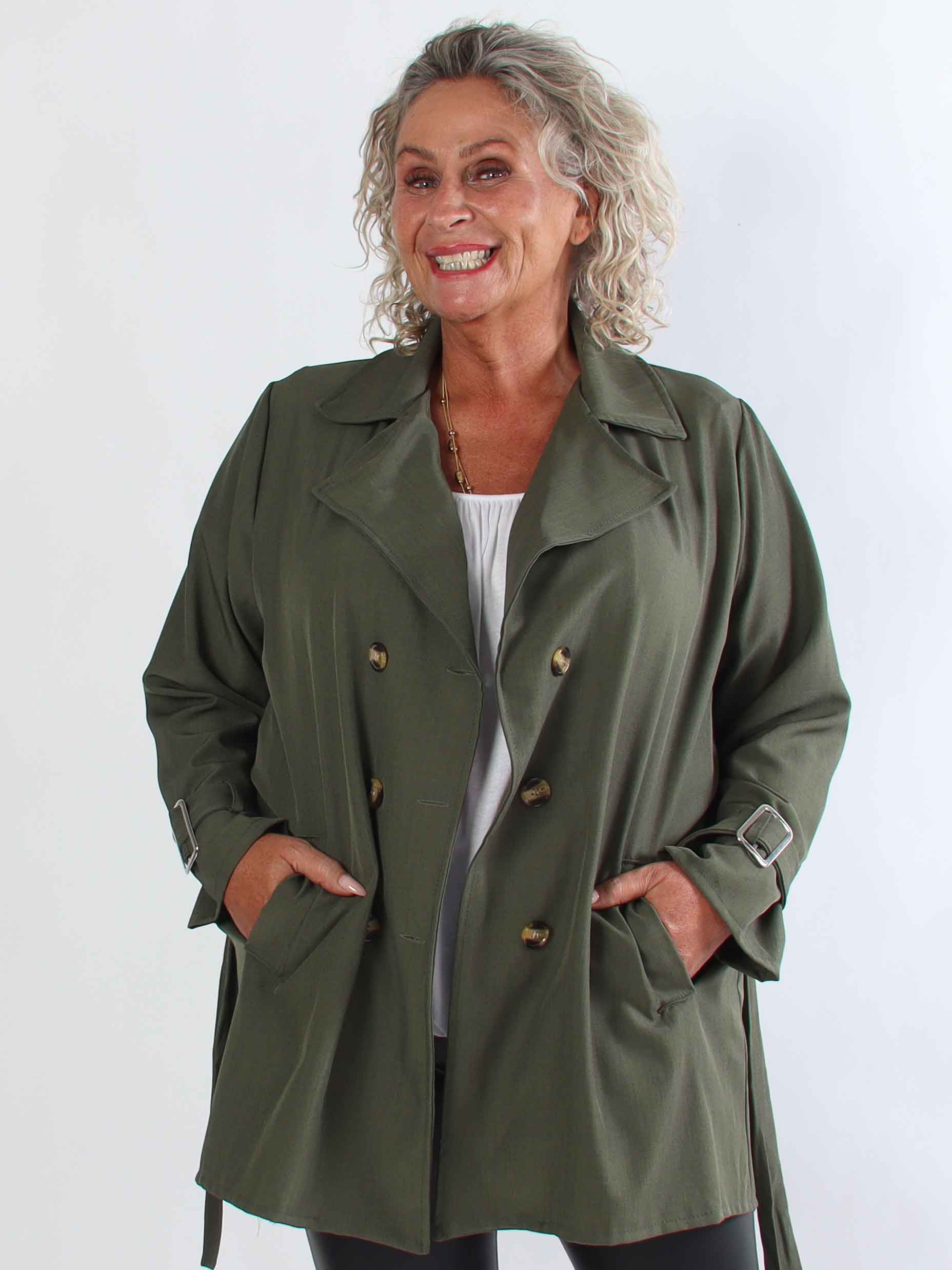 Sharpay Short 2.0 – Kort lätt plus size trenchcoat med knytskärp