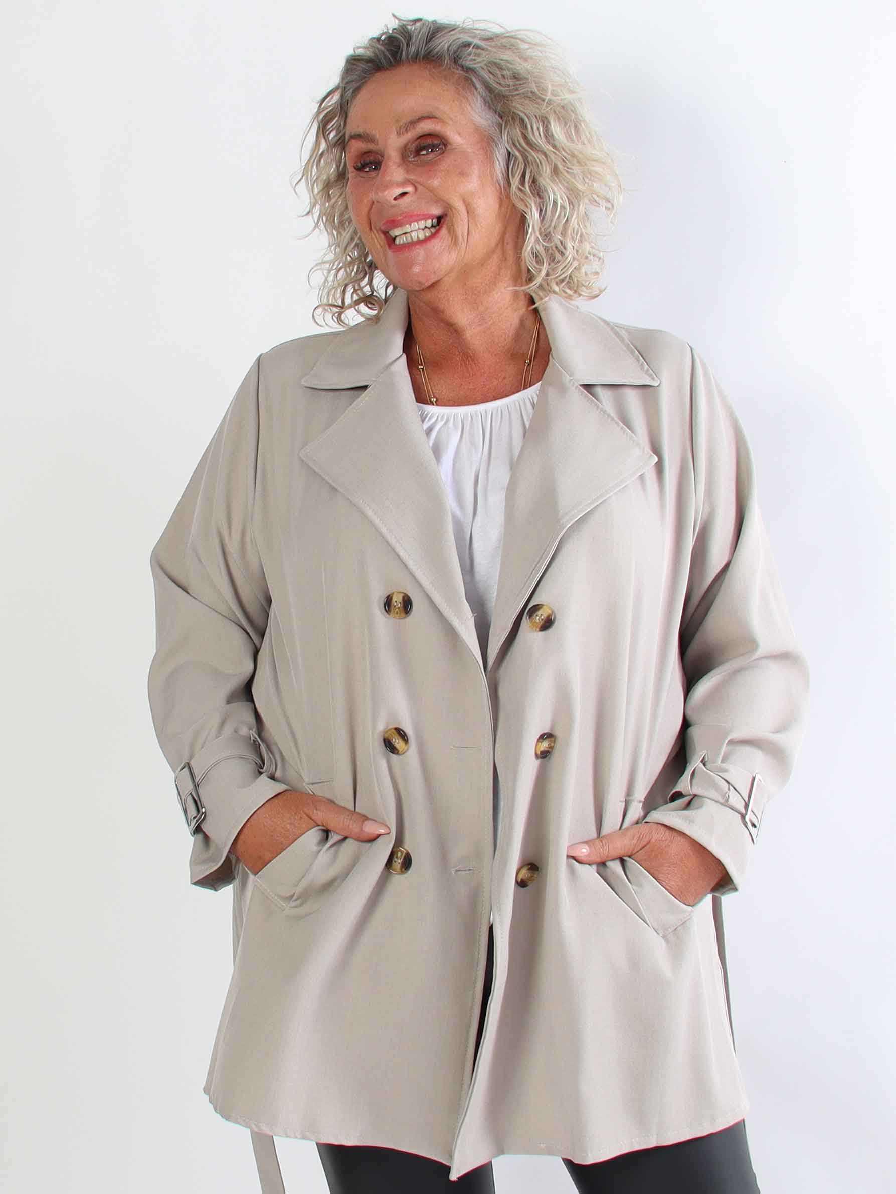 Sharpay Short 2.0 – Kort lätt plus size trenchcoat med knytskärp