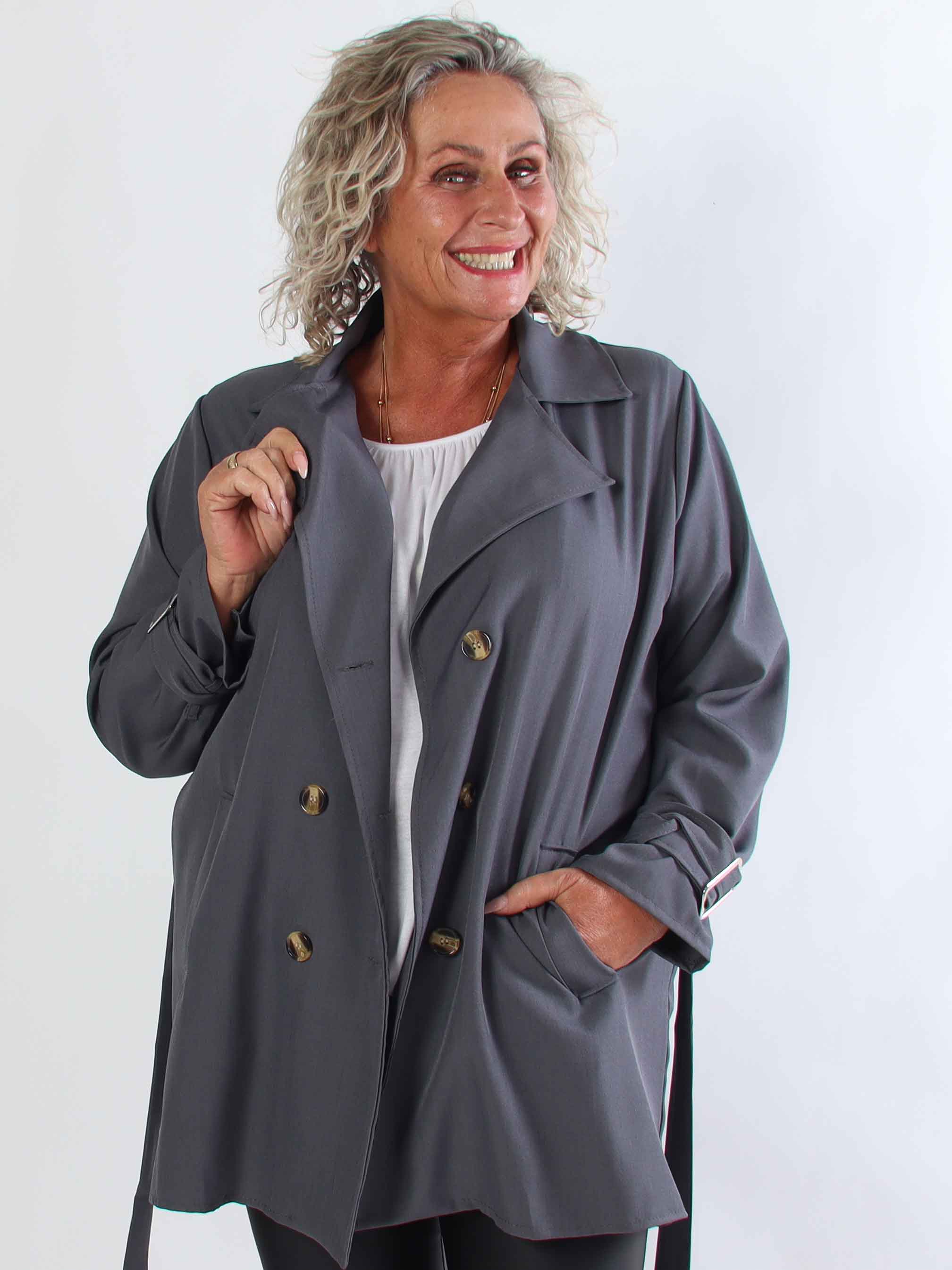 Sharpay Short 2.0 – Kort lätt plus size trenchcoat med knytskärp