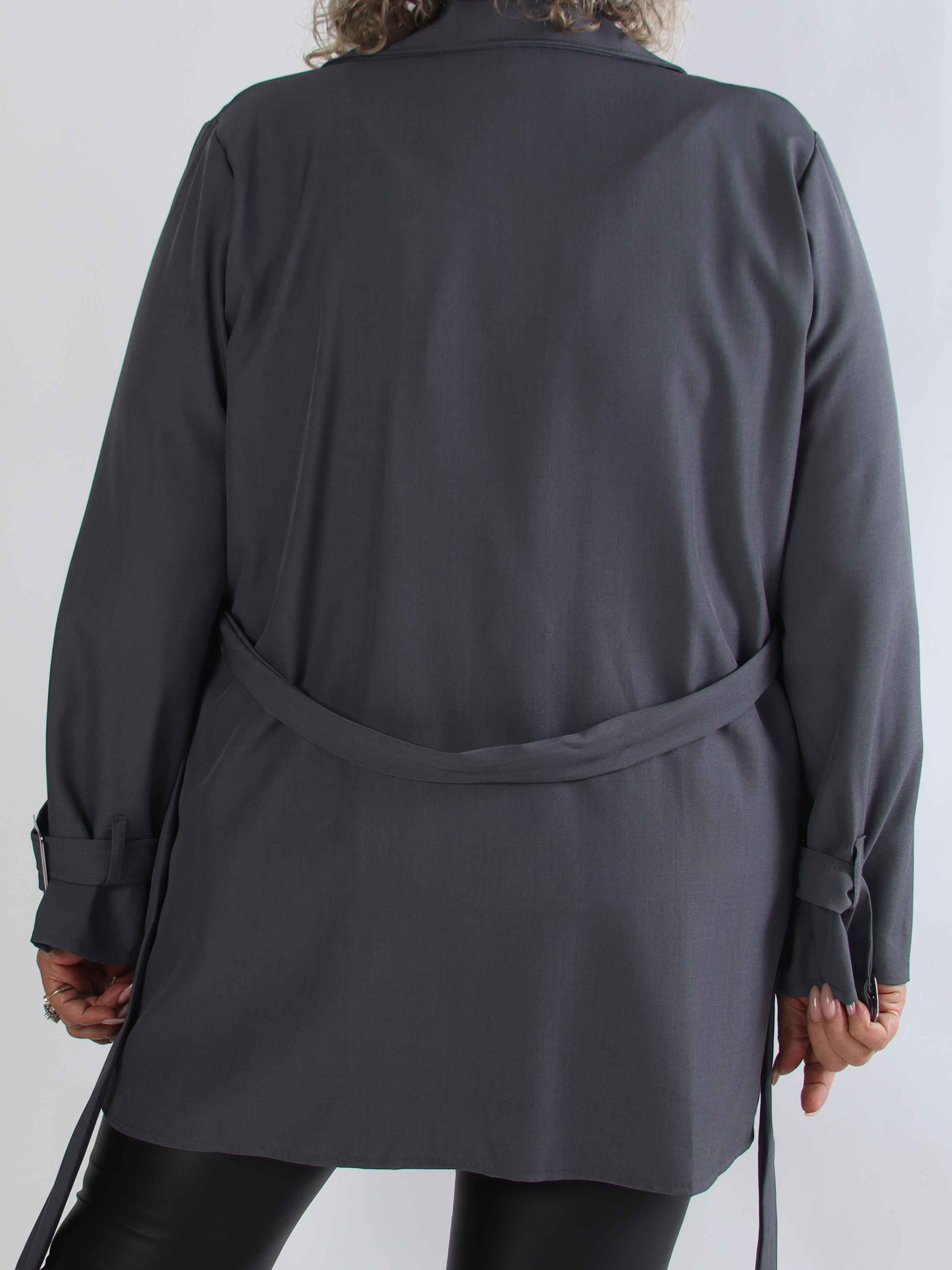 Sharpay Short 2.0 – Kort lätt plus size trenchcoat med knytskärp