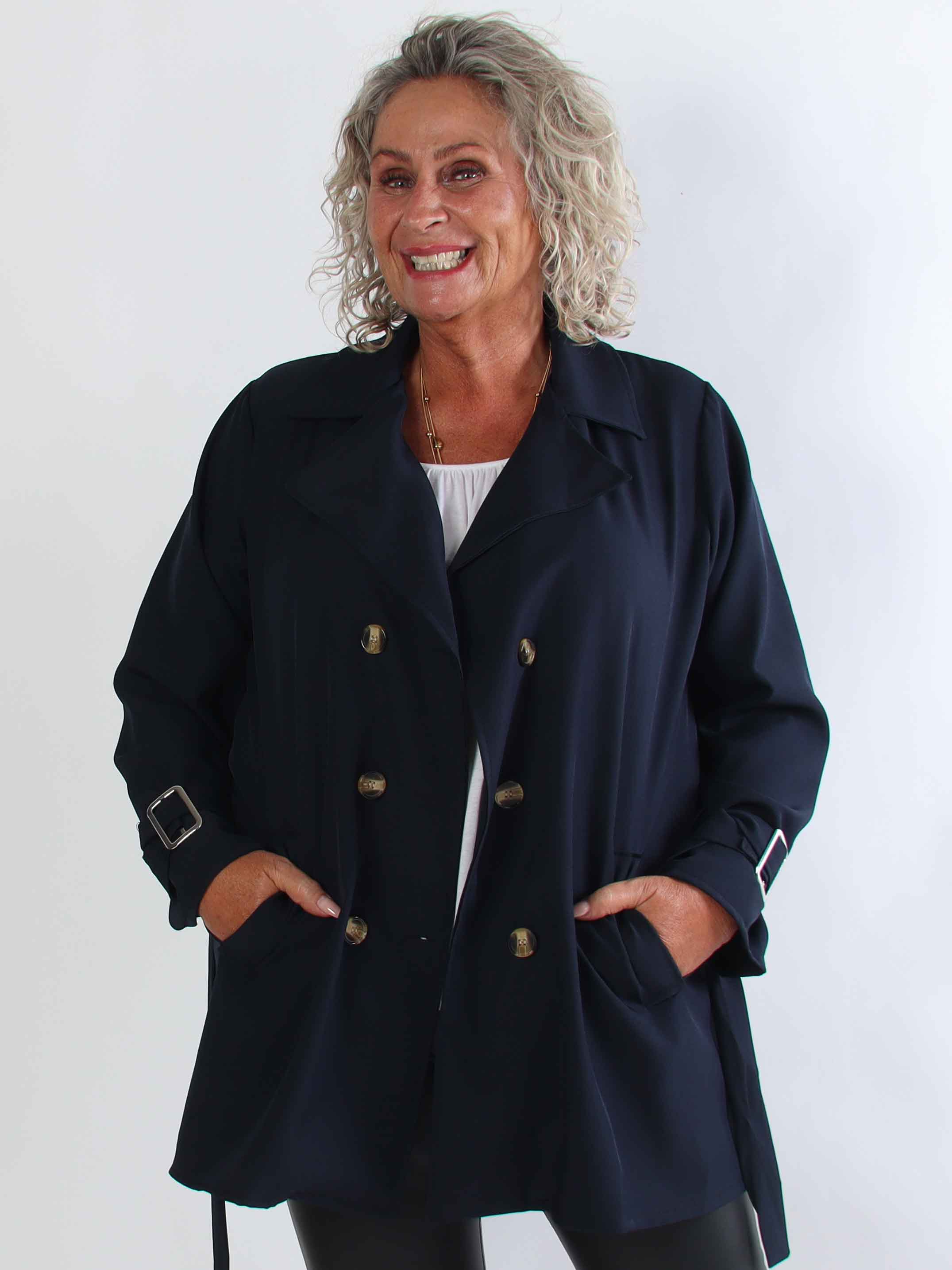 Sharpay Short 2.0 – Kort lätt plus size trenchcoat med knytskärp