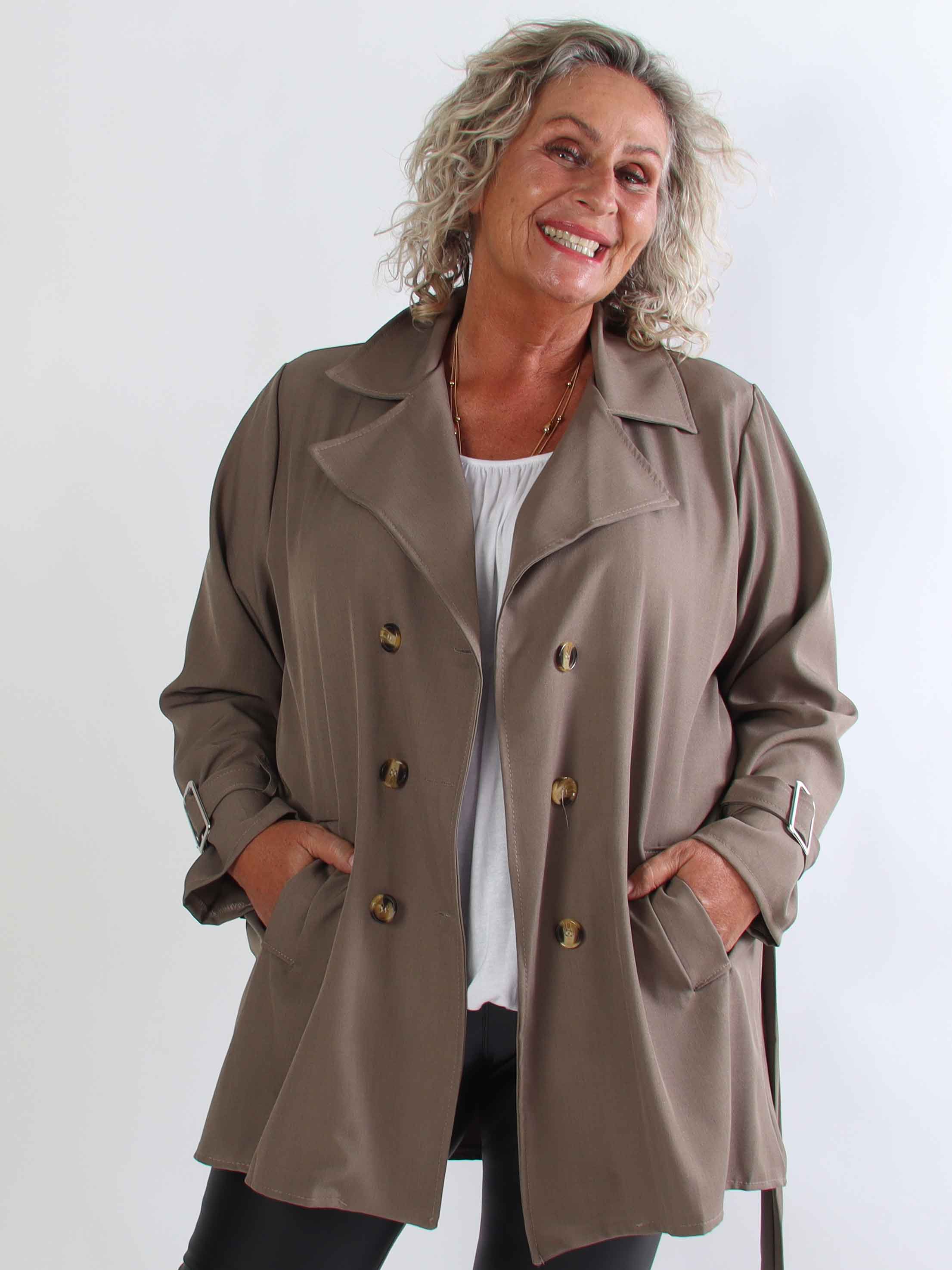 Sharpay Short 2.0 – Kort lätt plus size trenchcoat med knytskärp