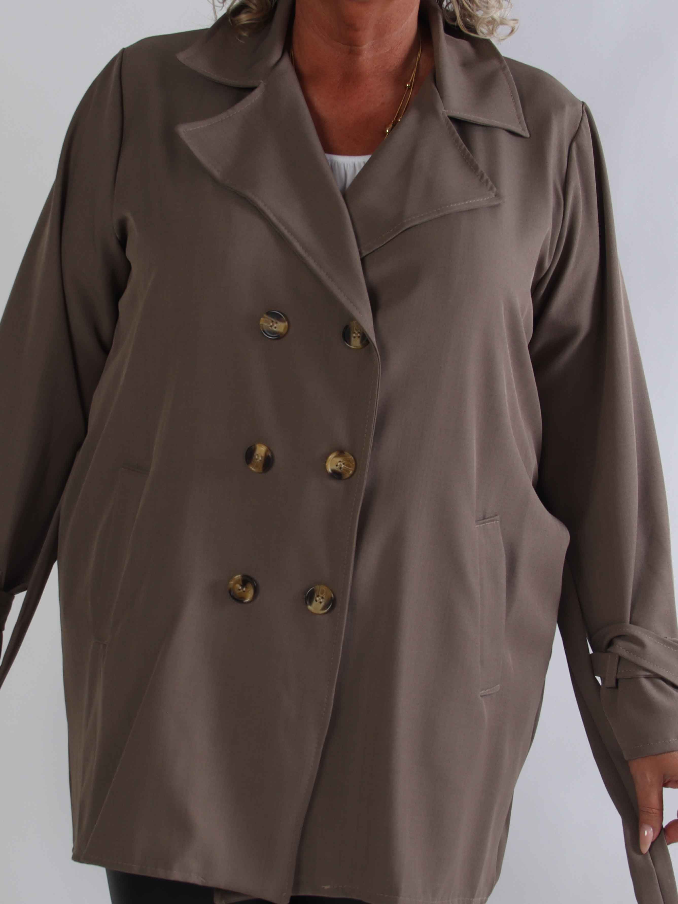 Sharpay Short 2.0 – Kort lätt plus size trenchcoat med knytskärp