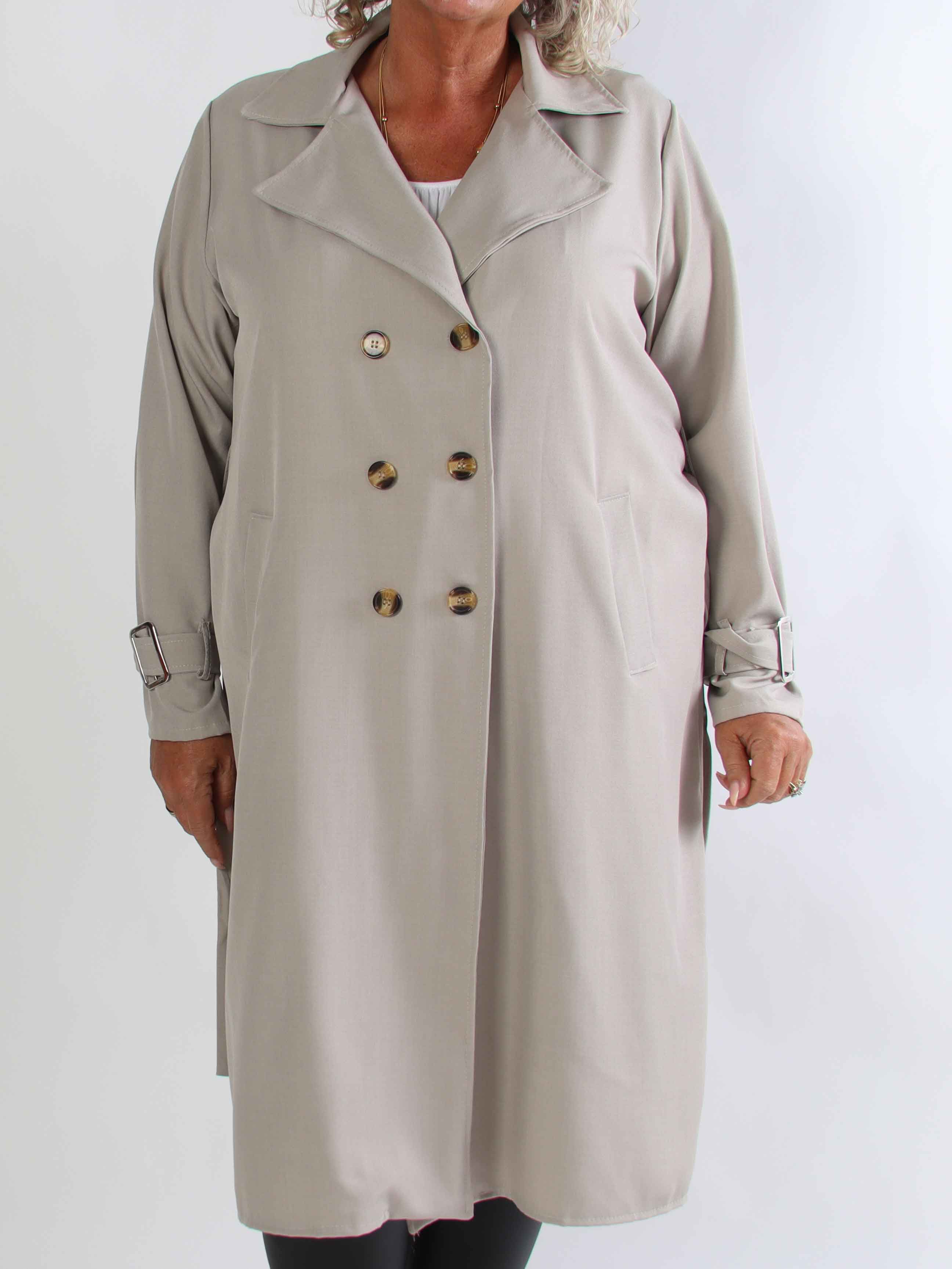 Sharpay 2.0 – Lätt plus size trenchcoat med knytskärp