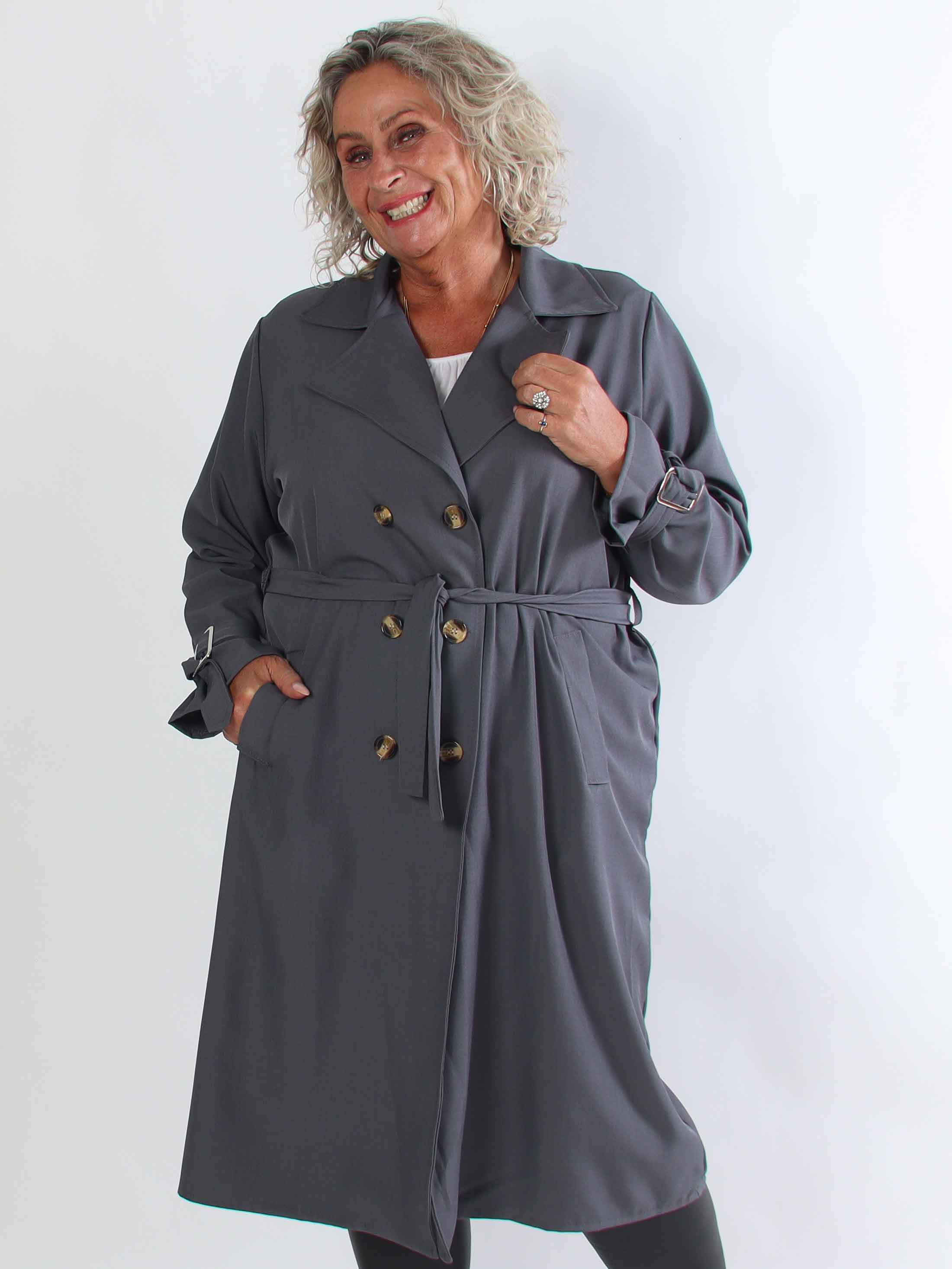 Sharpay 2.0 – Lätt plus size trenchcoat med knytskärp