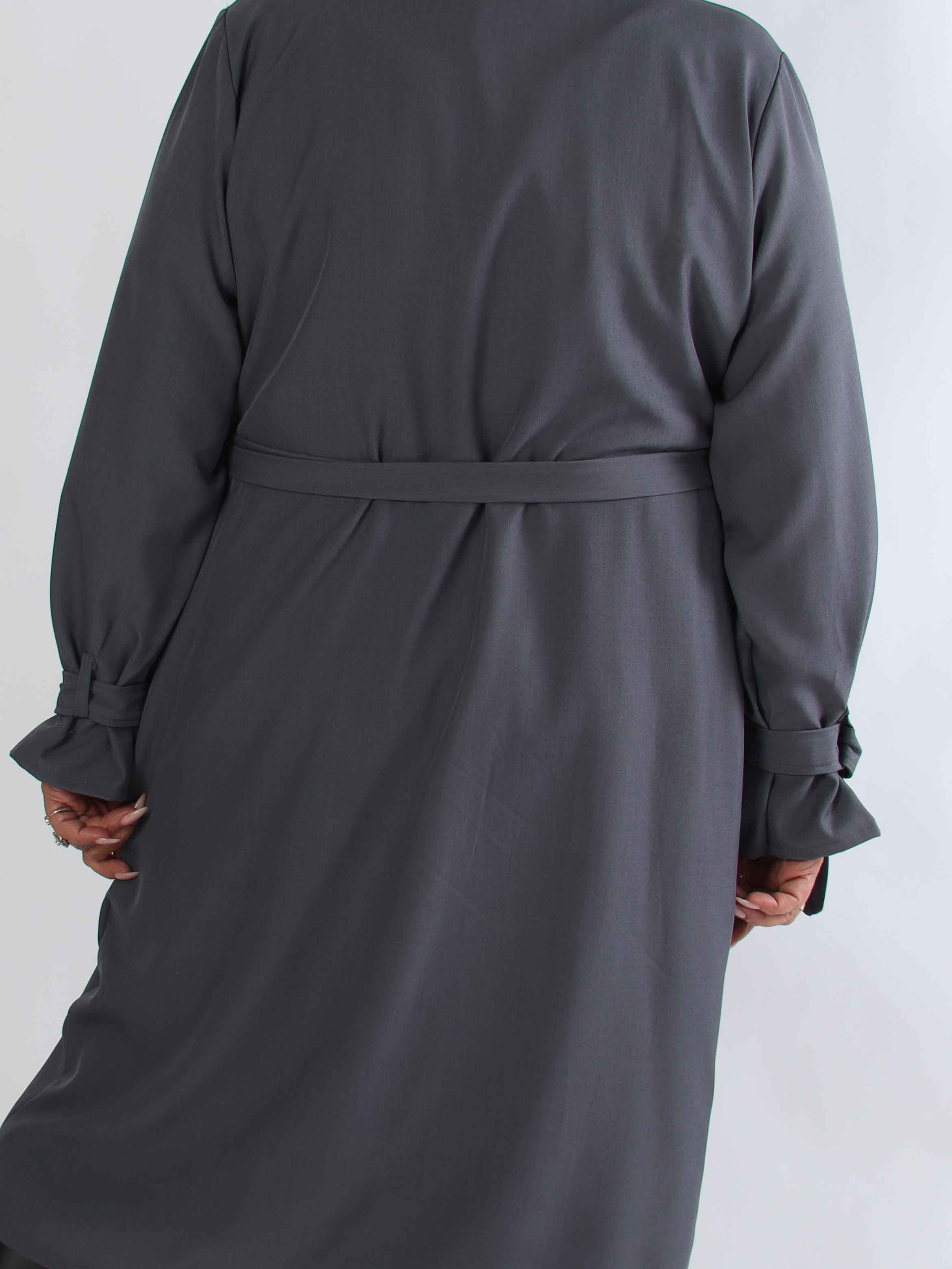 Sharpay 2.0 – Lätt plus size trenchcoat med knytskärp