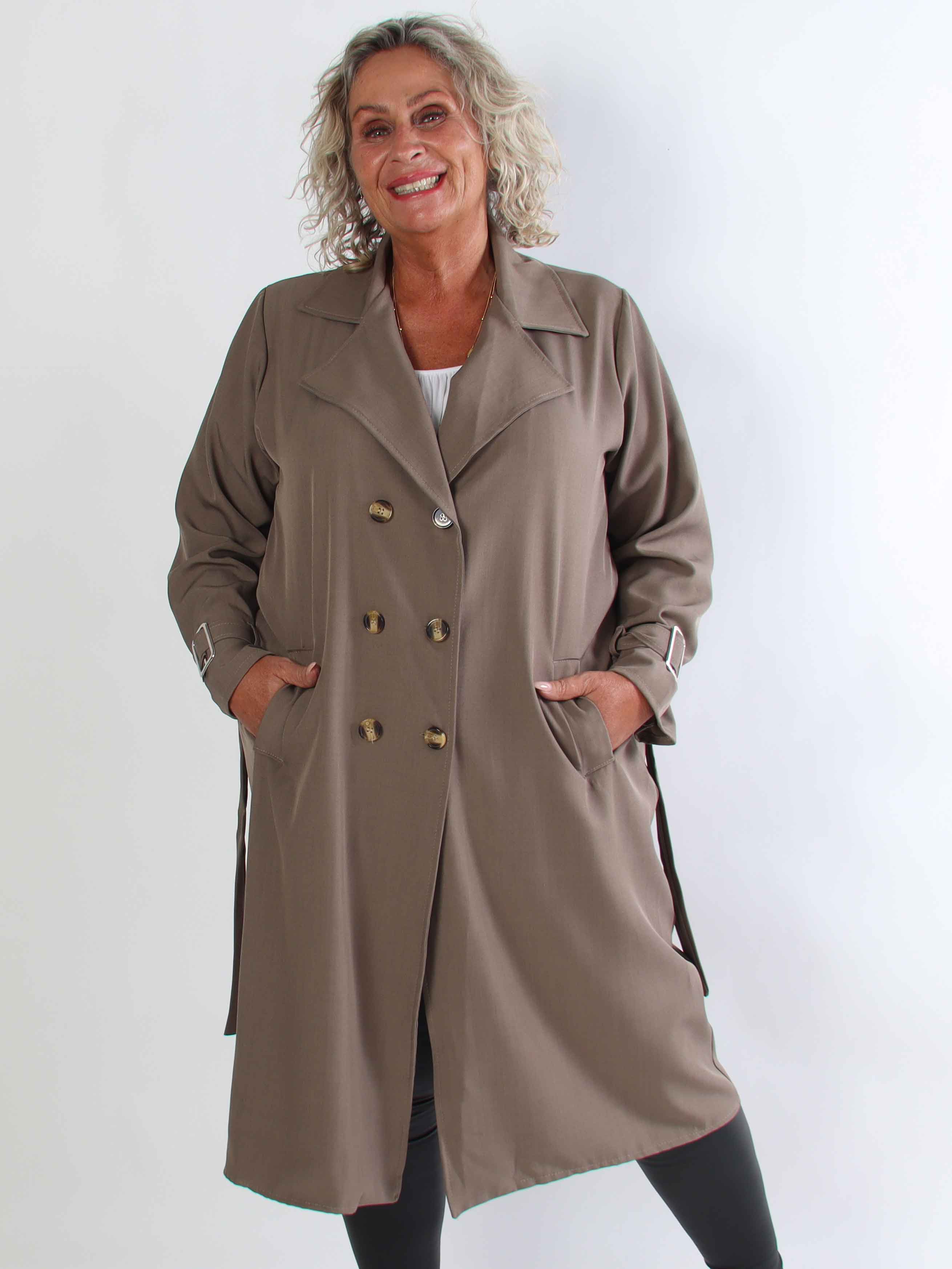 Sharpay 2.0 – Lätt plus size trenchcoat med knytskärp