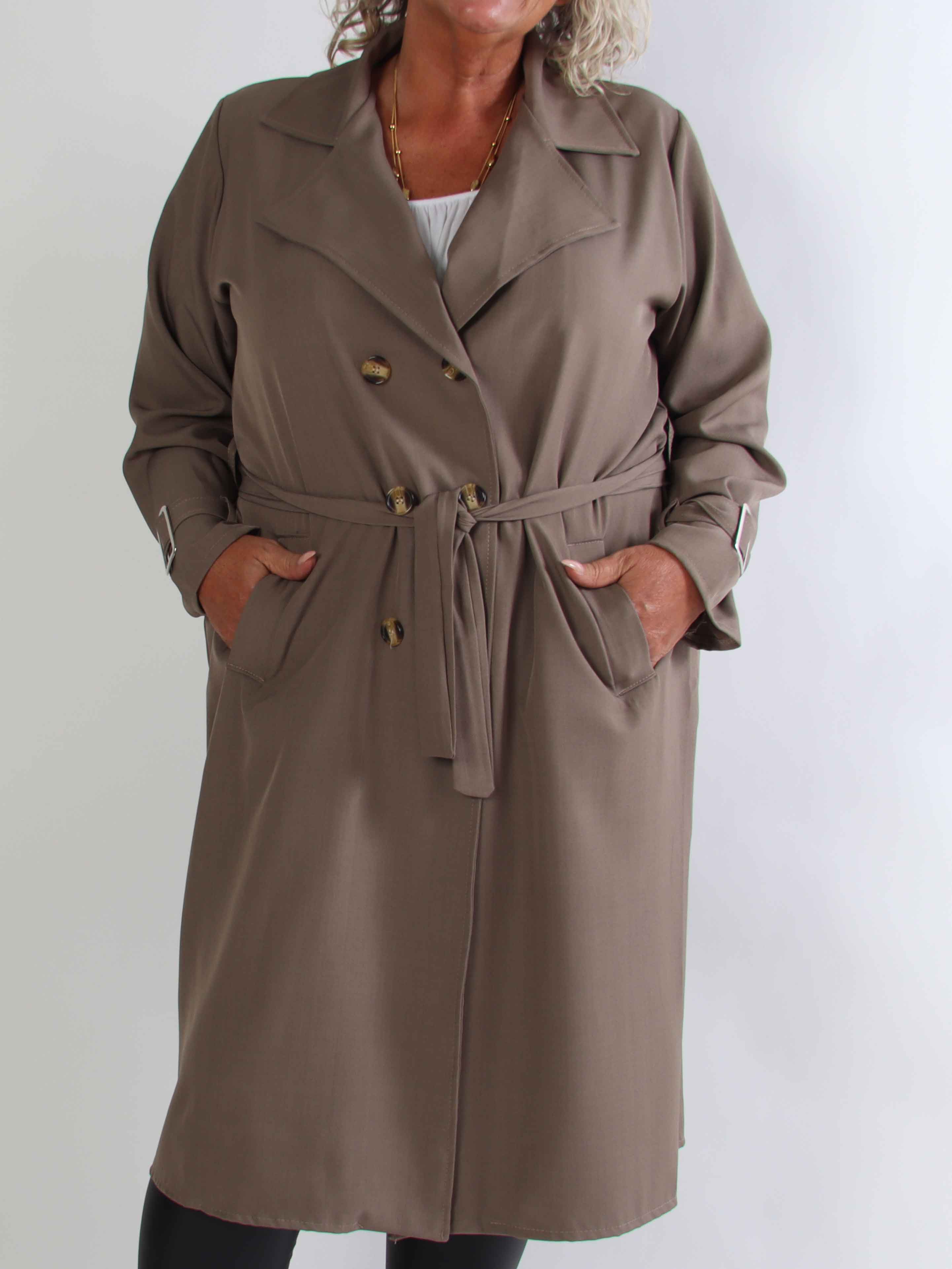 Sharpay 2.0 – Lätt plus size trenchcoat med knytskärp