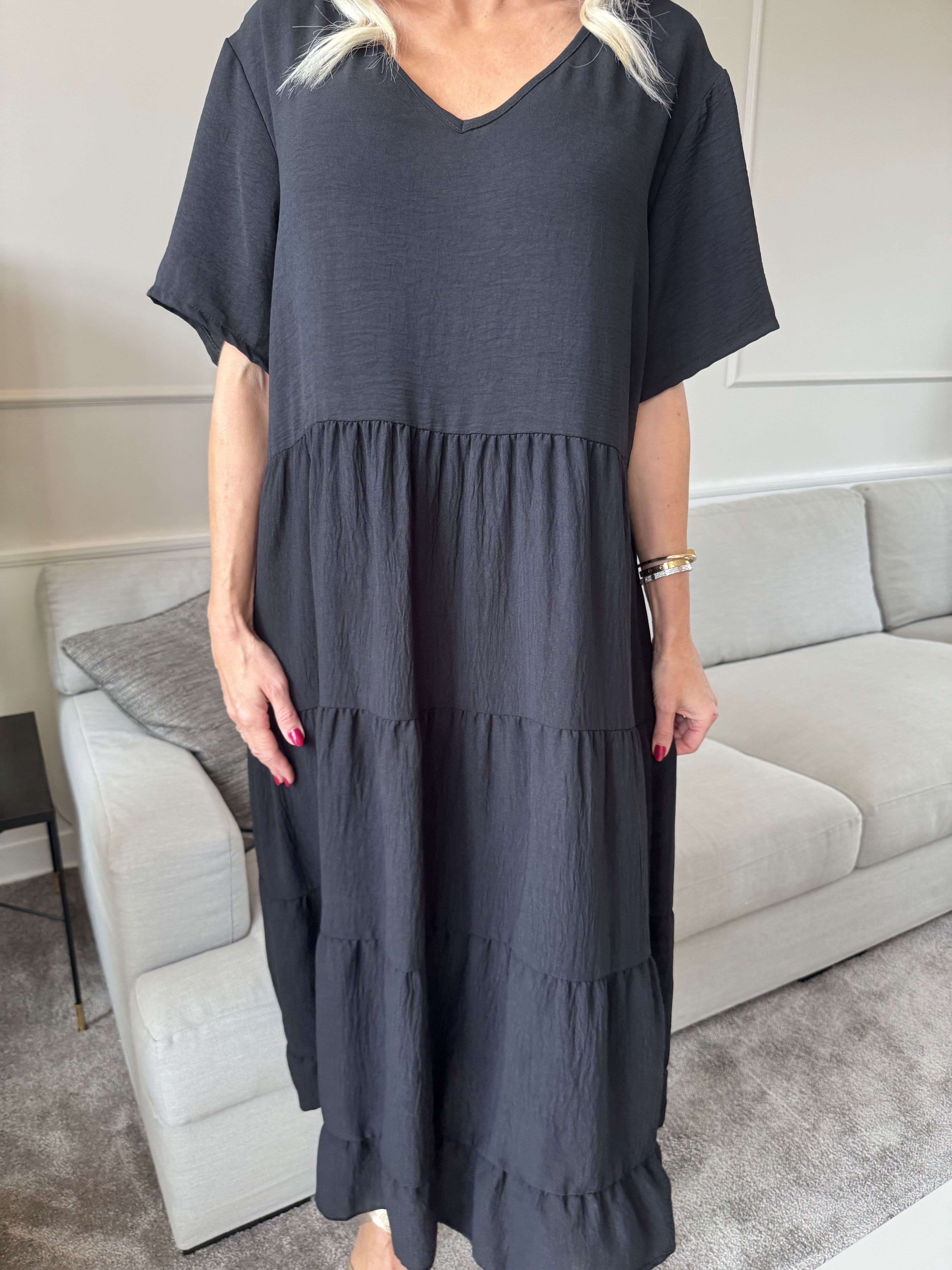 Shayna - Tunikaklänning i viskos med broderade detaljer på ryggen