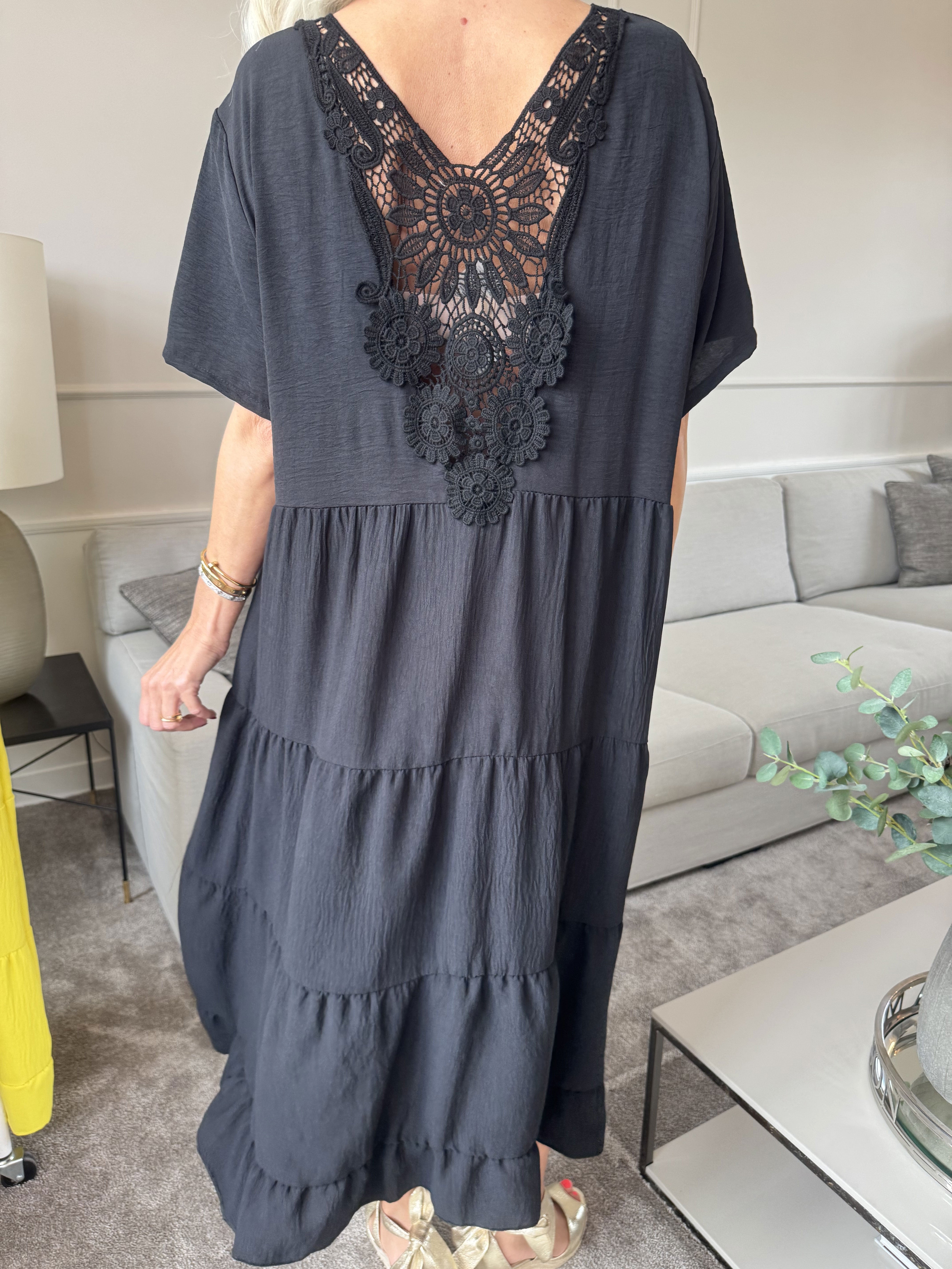 Shayna - Tunikaklänning i viskos med broderade detaljer på ryggen