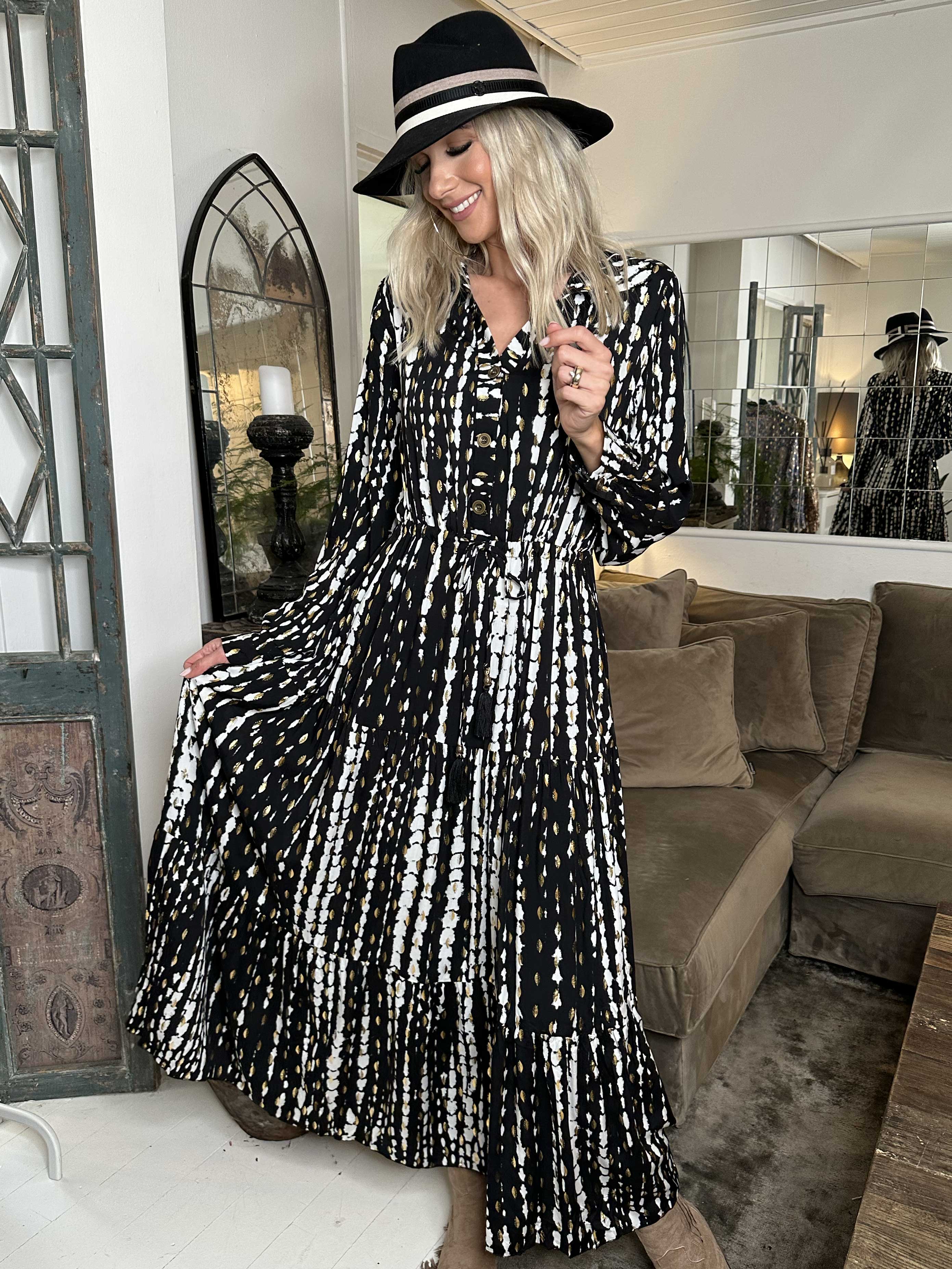 Shelly - Lång svart och vit klänning i viskos med gulddetaljer