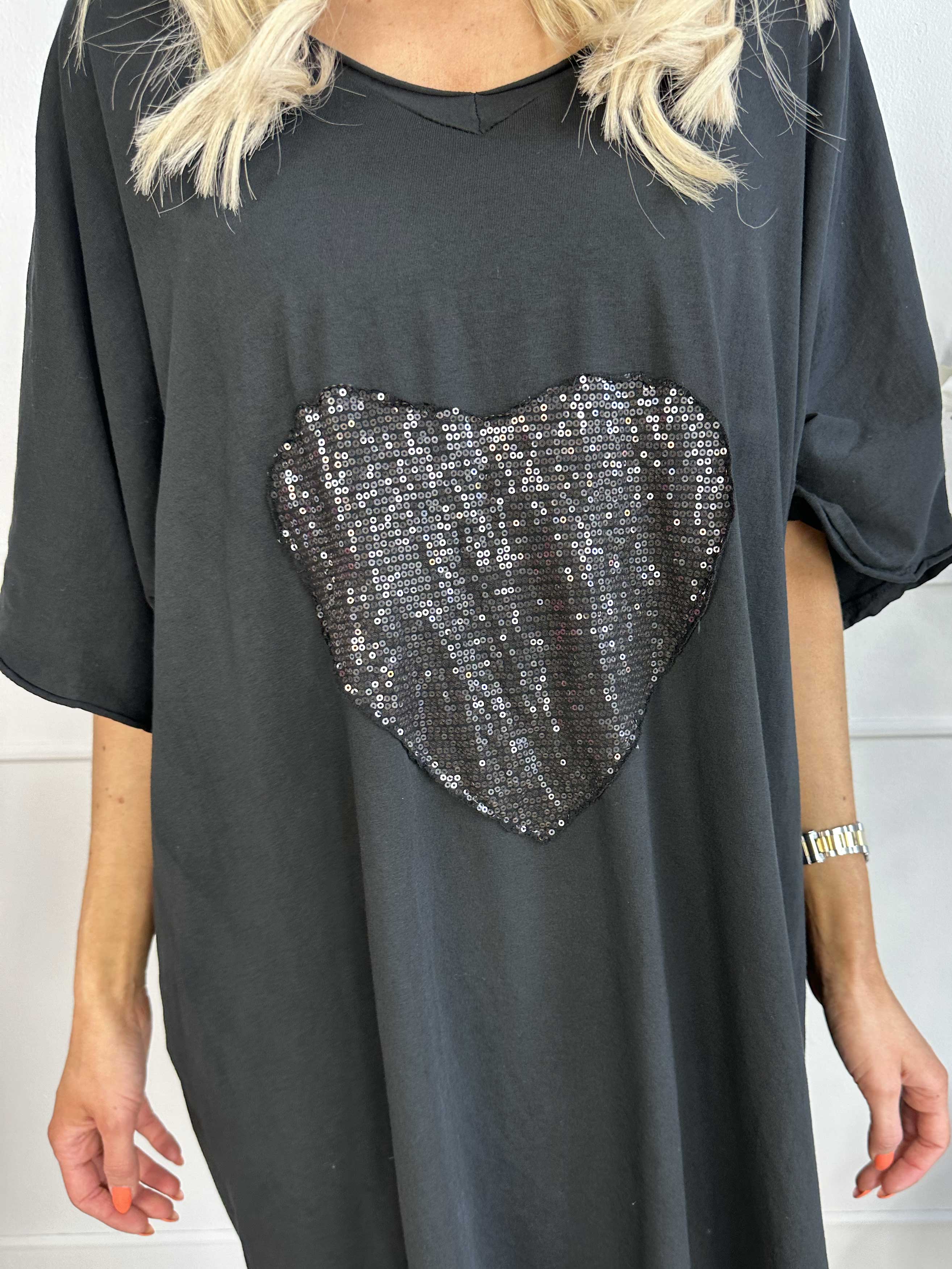 Shila - T-shirtklänning i bomull med paljetthjärta