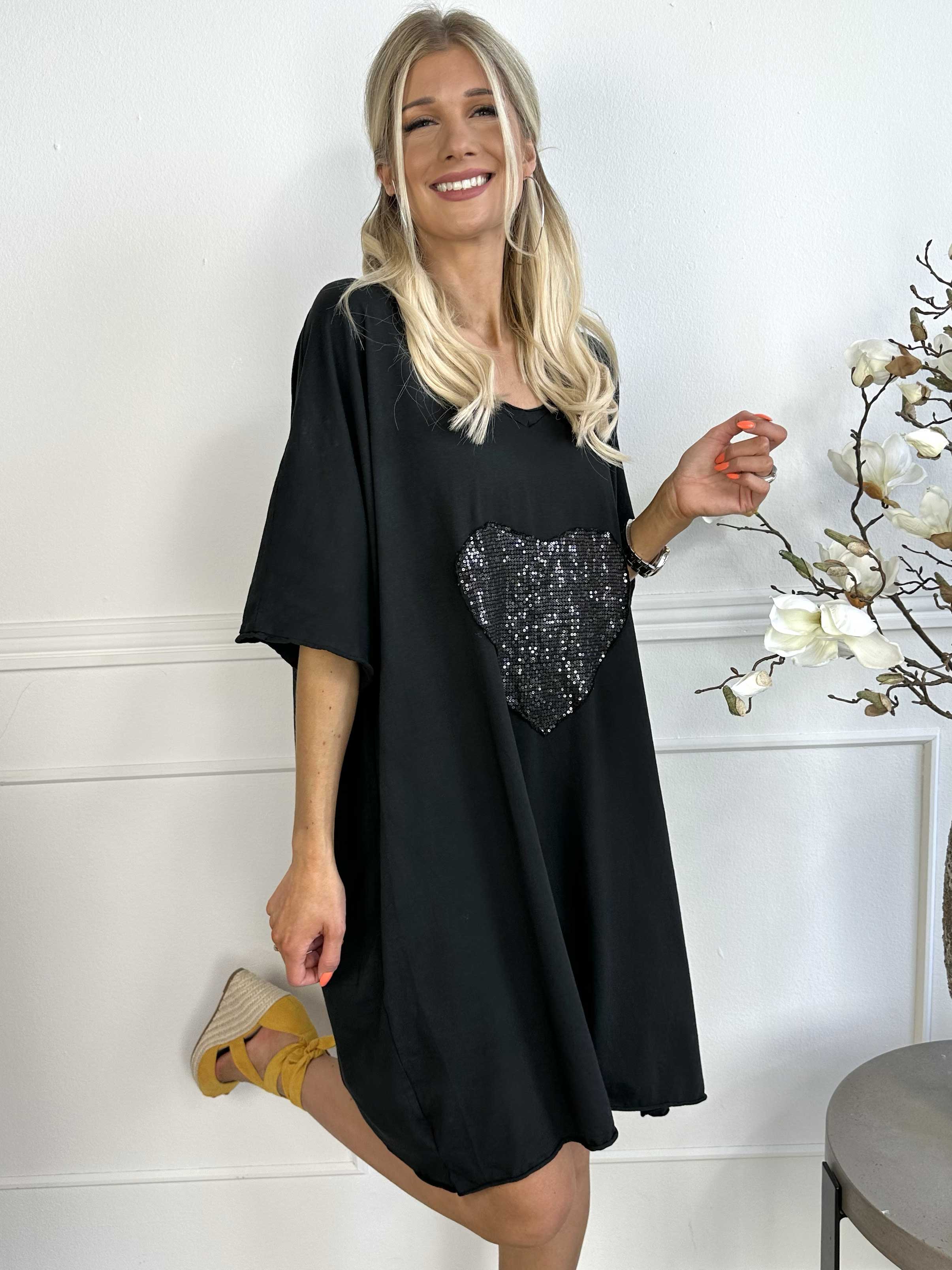 Shila - T-shirtklänning i bomull med paljetthjärta