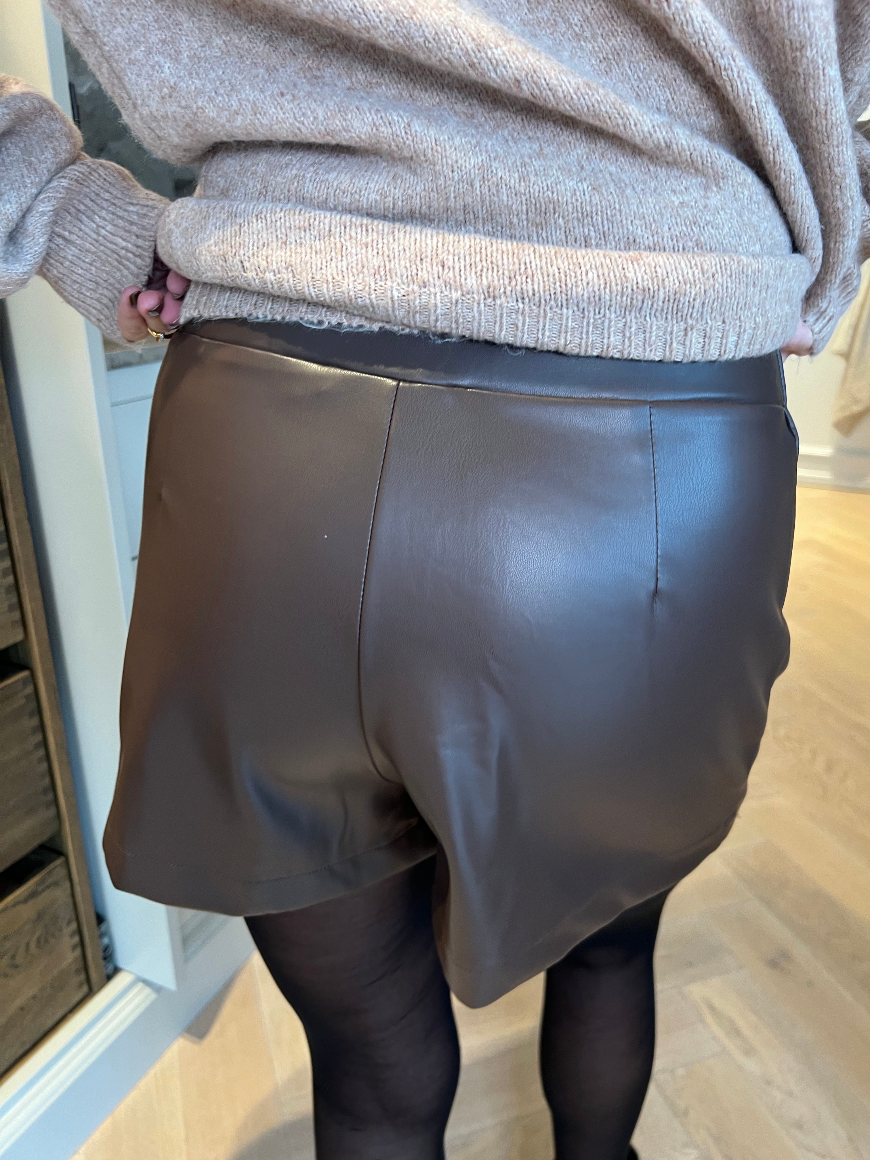 Sia - Shorts i läderlook med en design som ger illusionen av en kjol