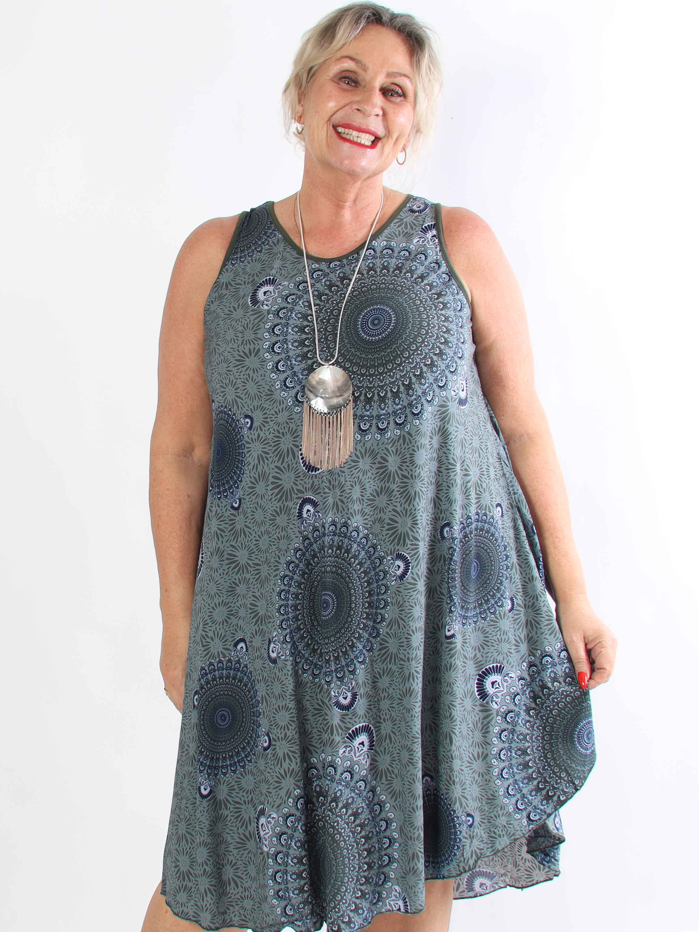 Sienna - Mønstret plus size kjole i blød viskose med flatterende A-facon