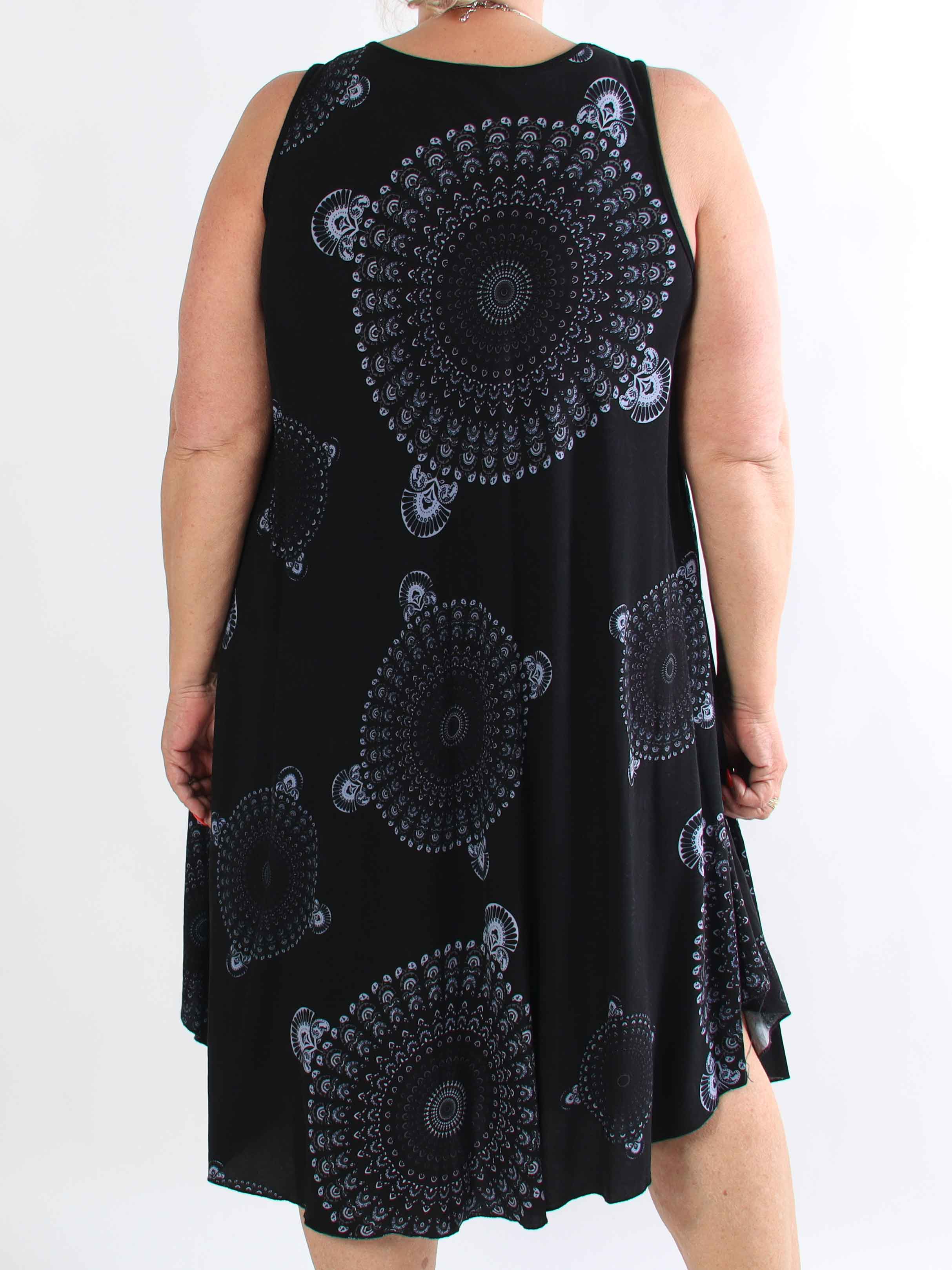 Sienna - Mønstret plus size kjole i blød viskose med flatterende A-facon