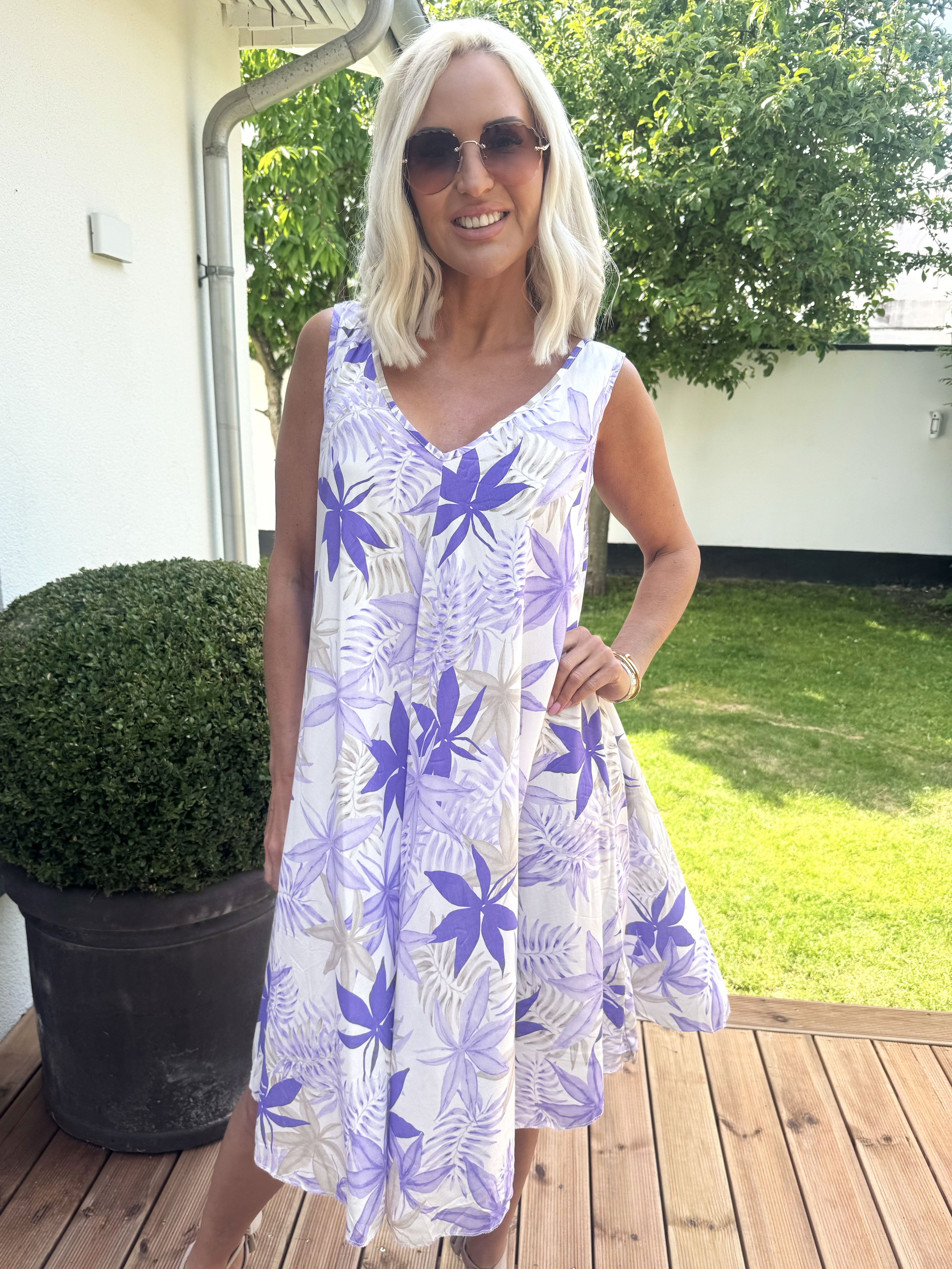 Sigri - Söt blommig klänning i viskos med breda axelband