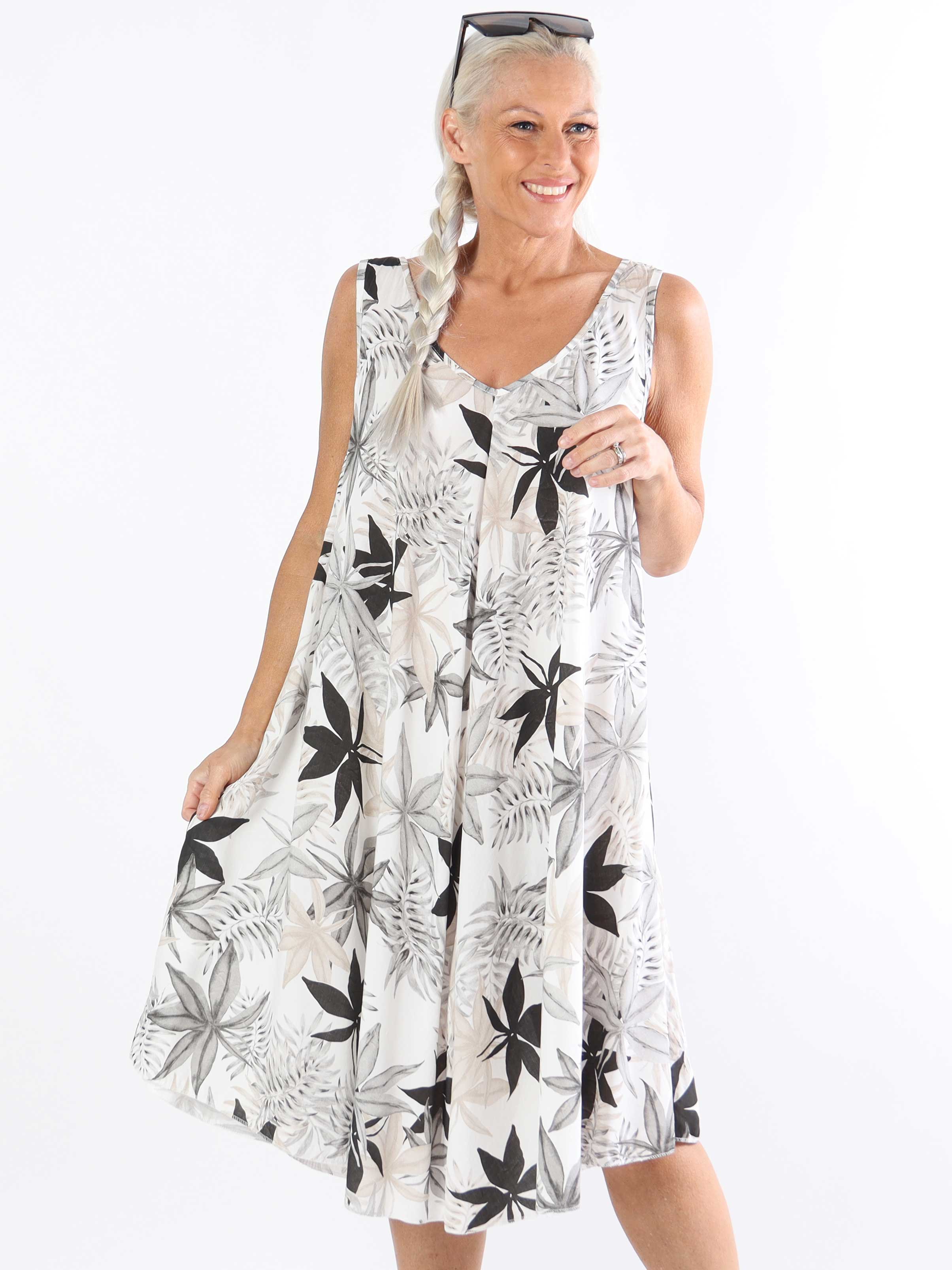 Sigri - Blommig plus size-klänning i viskos med breda axelband