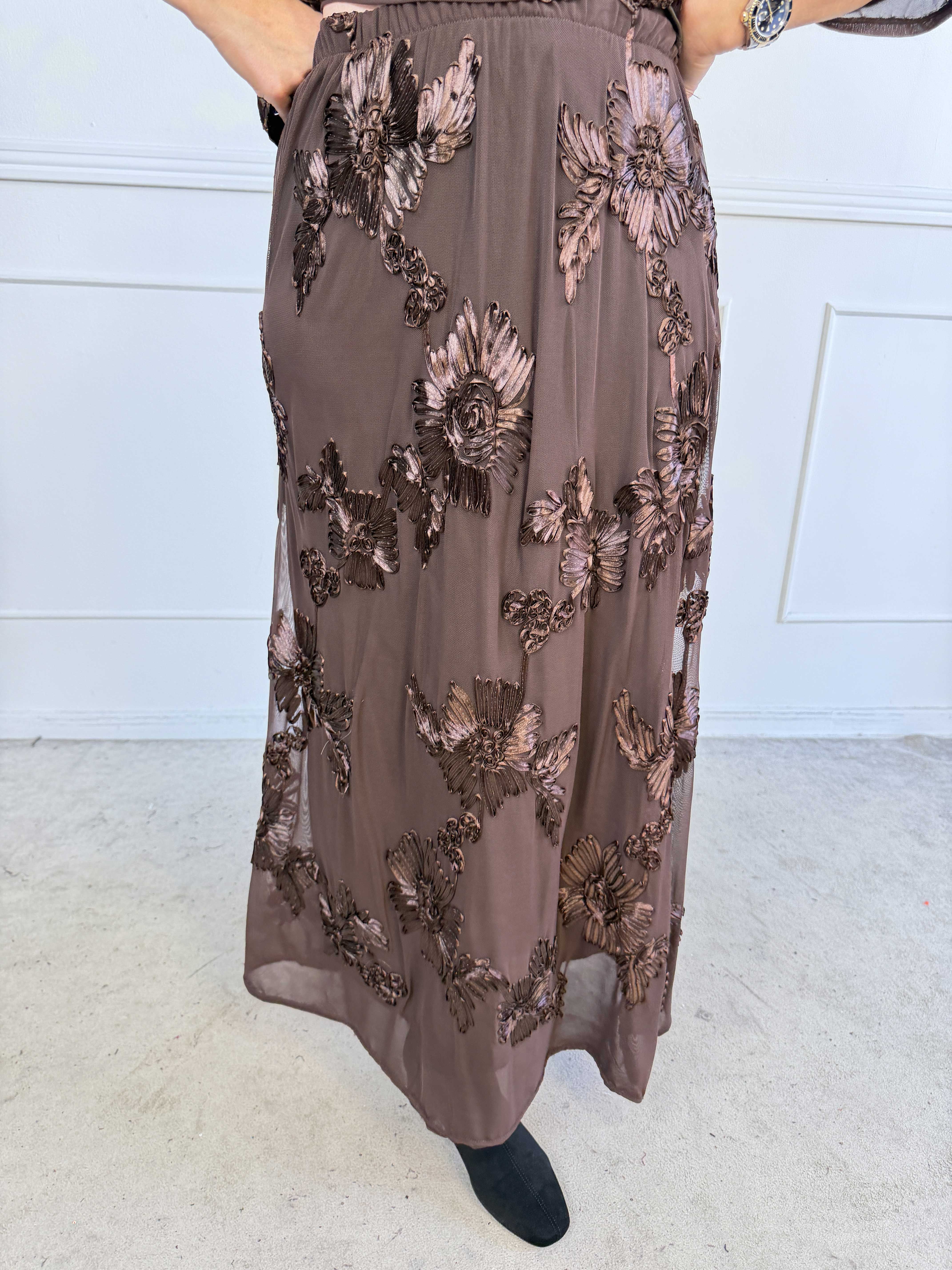 Silke Flora - Feminin kjol i lätt mesh med fina blomstermotiv som ger en elegant och romantisk look