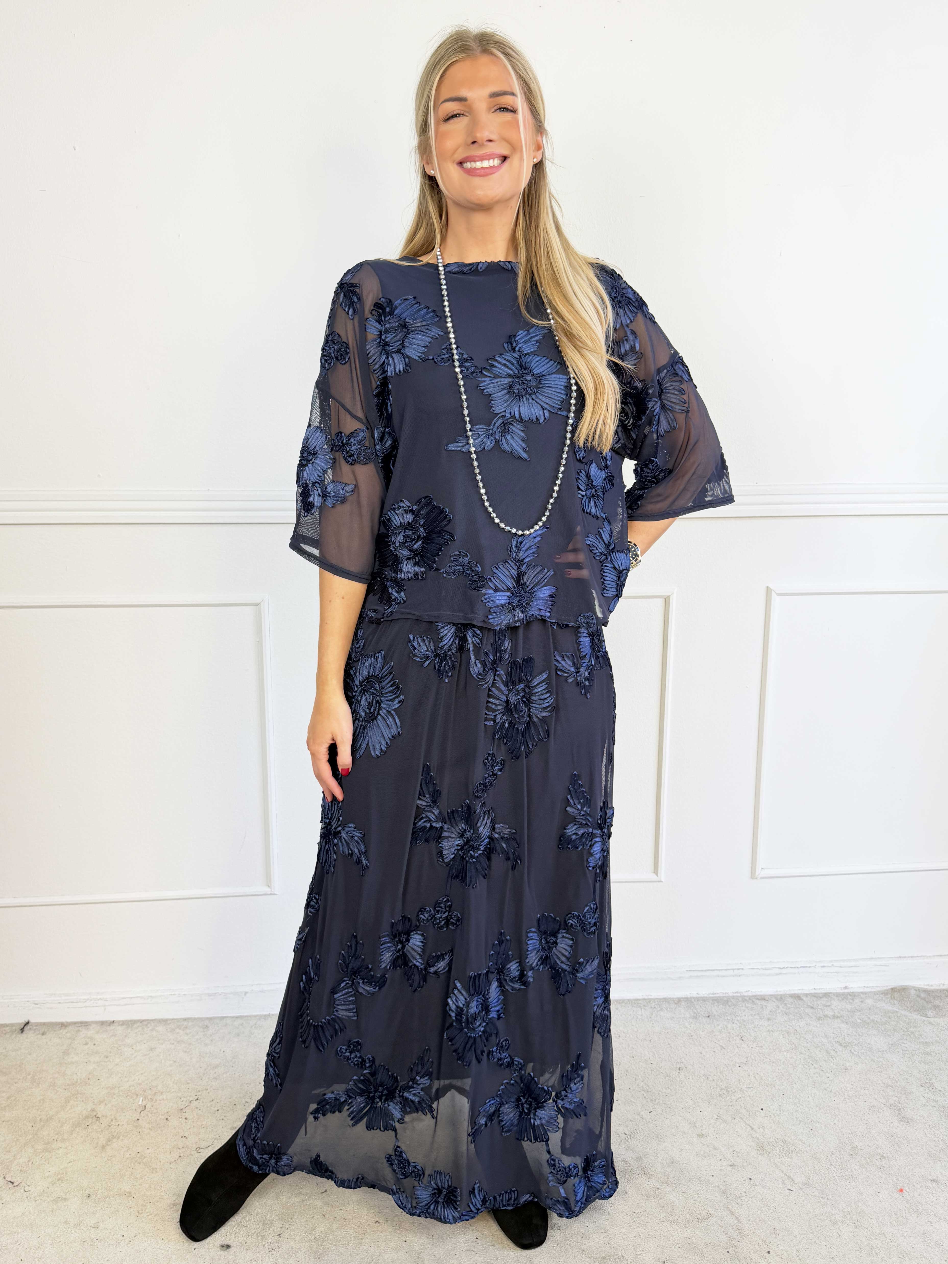 Silke Flora - Feminin kjol i lätt mesh med fina blomstermotiv som ger en elegant och romantisk look