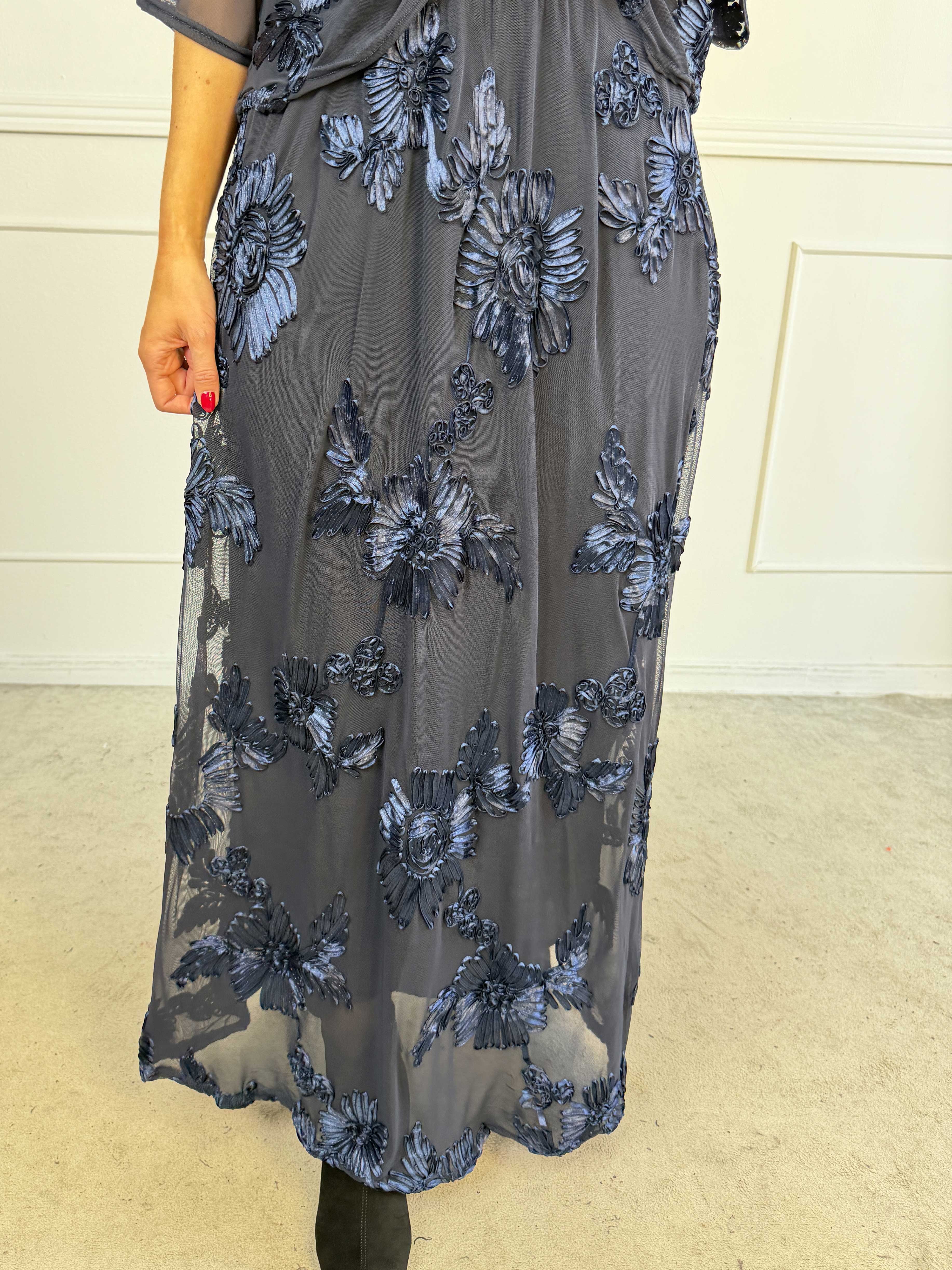 Silke Flora - Feminin kjol i lätt mesh med fina blomstermotiv som ger en elegant och romantisk look