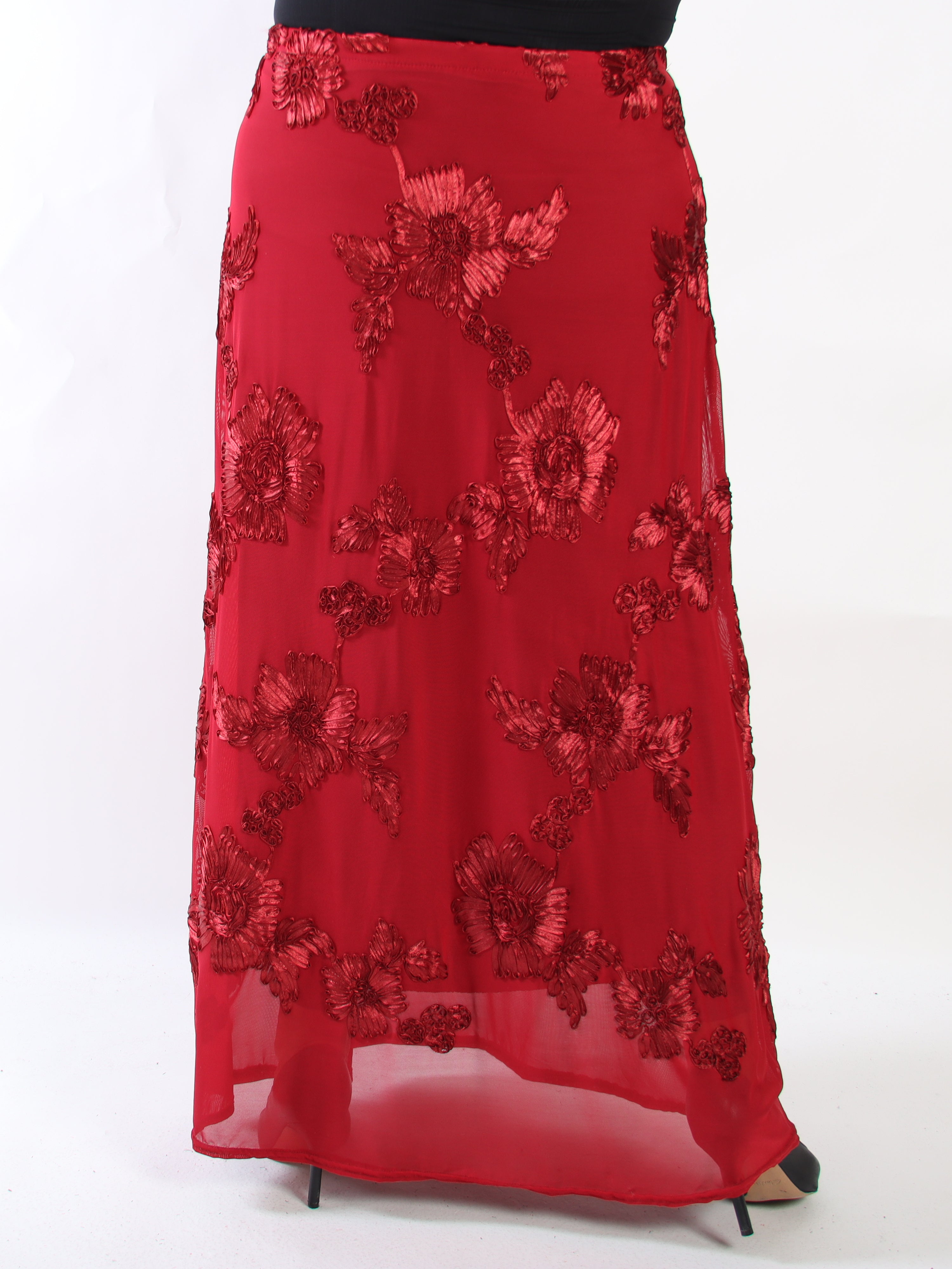 Silke Flora - Kjol i plus size i mesh med blomstermotiv som ger en elegant och romantisk look
