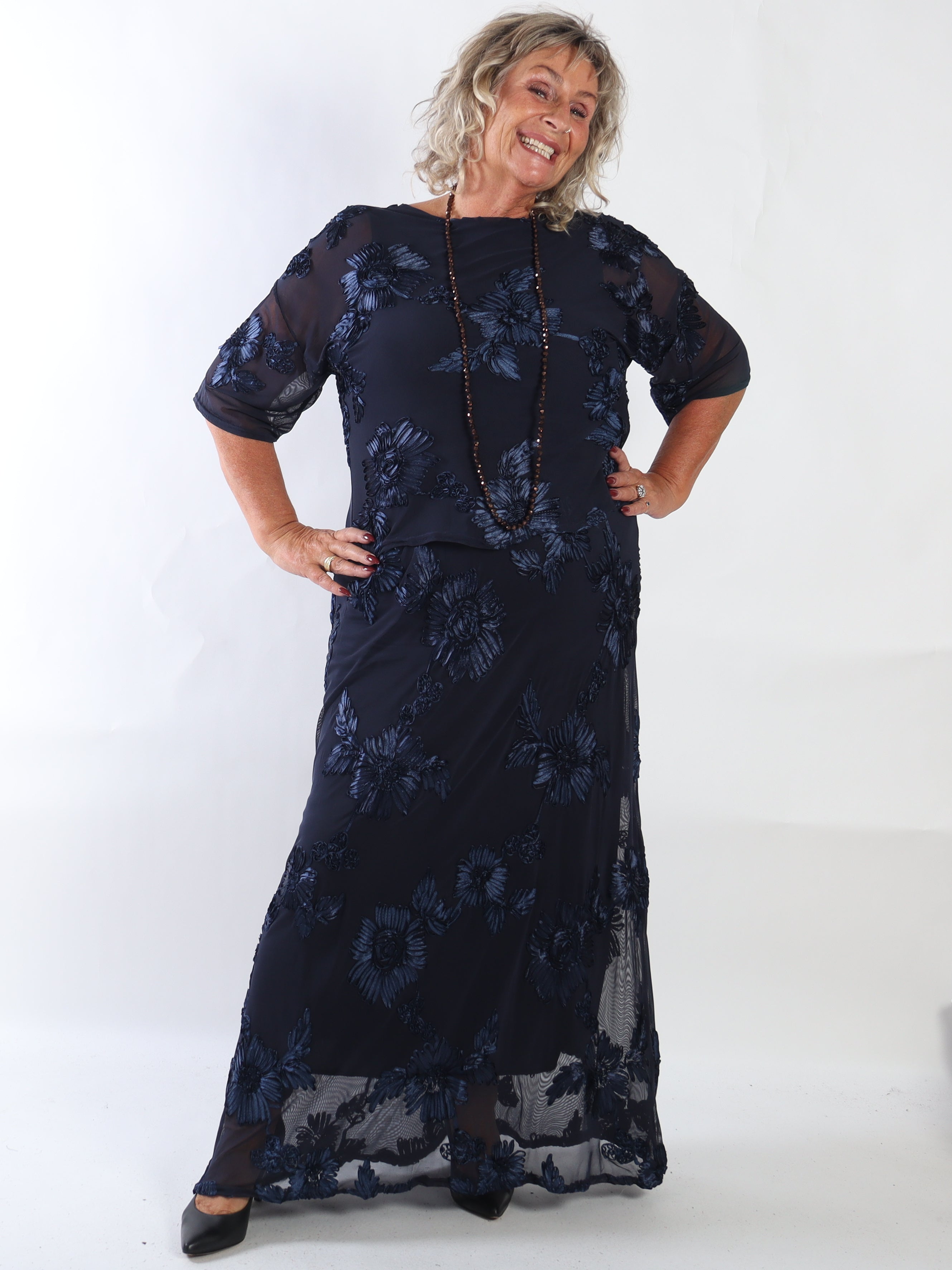 Silke Flora - Kjol i plus size i mesh med blomstermotiv som ger en elegant och romantisk look