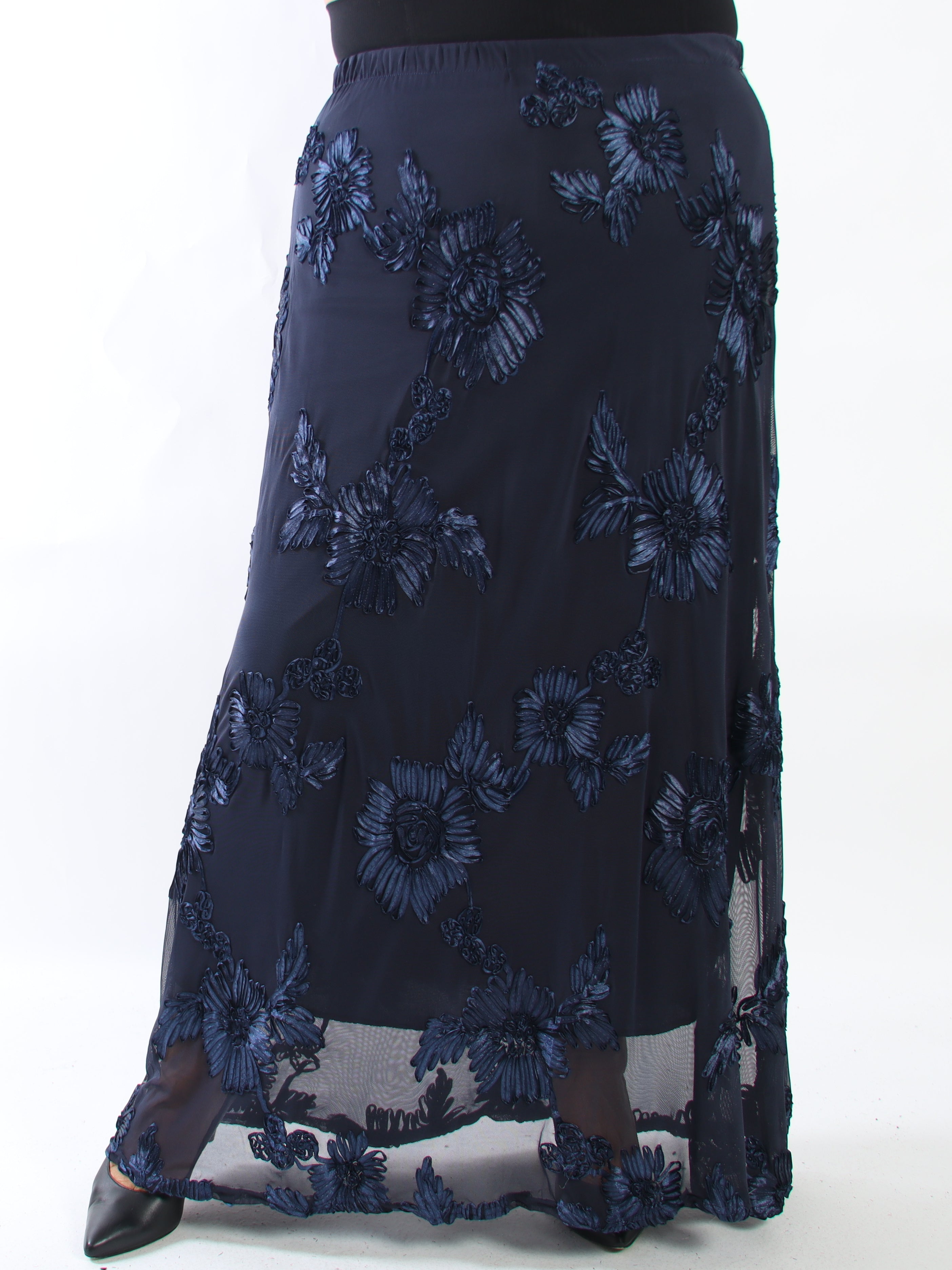 Silke Flora - Kjol i plus size i mesh med blomstermotiv som ger en elegant och romantisk look