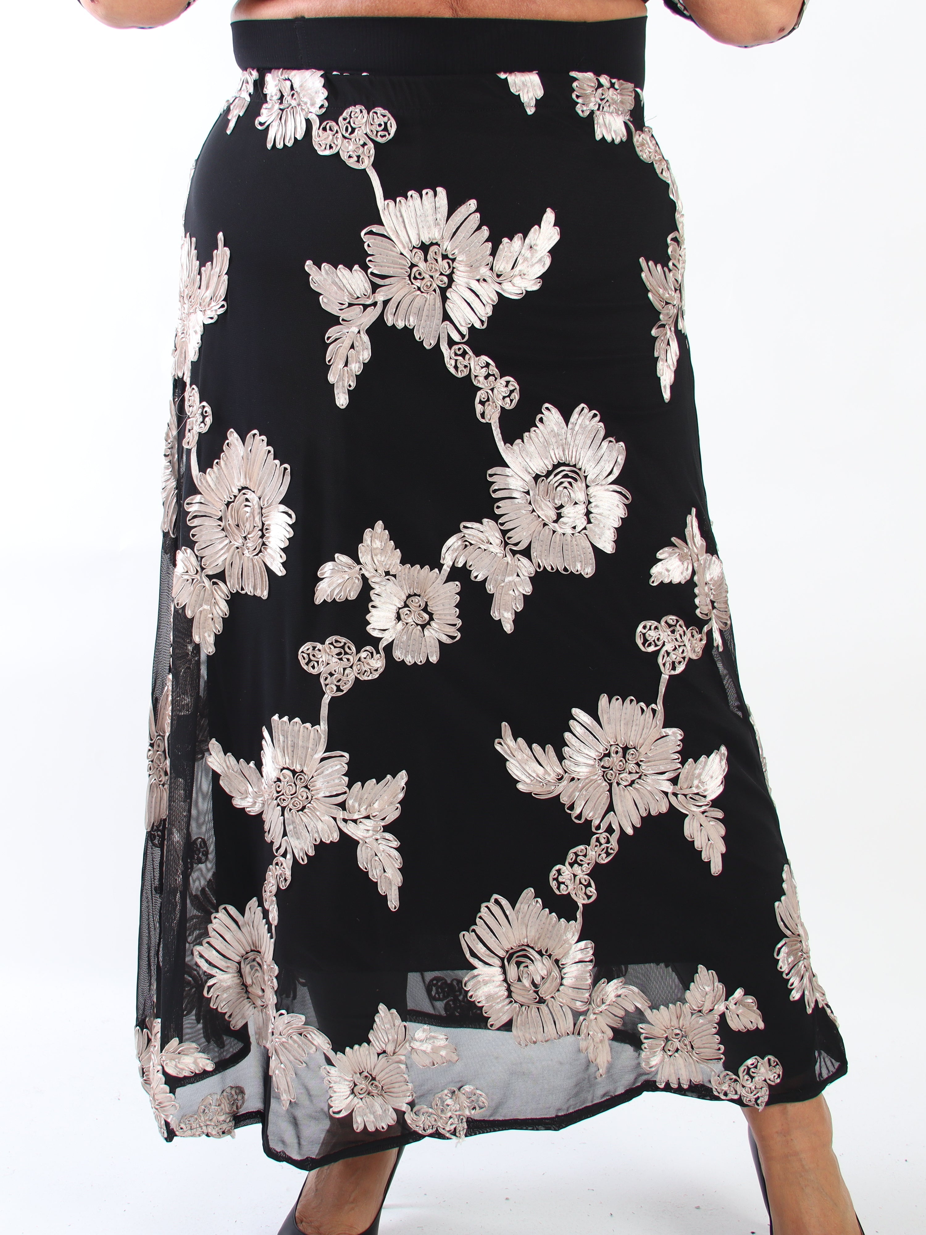 Silke Flora - Kjol i plus size i mesh med blomstermotiv som ger en elegant och romantisk look
