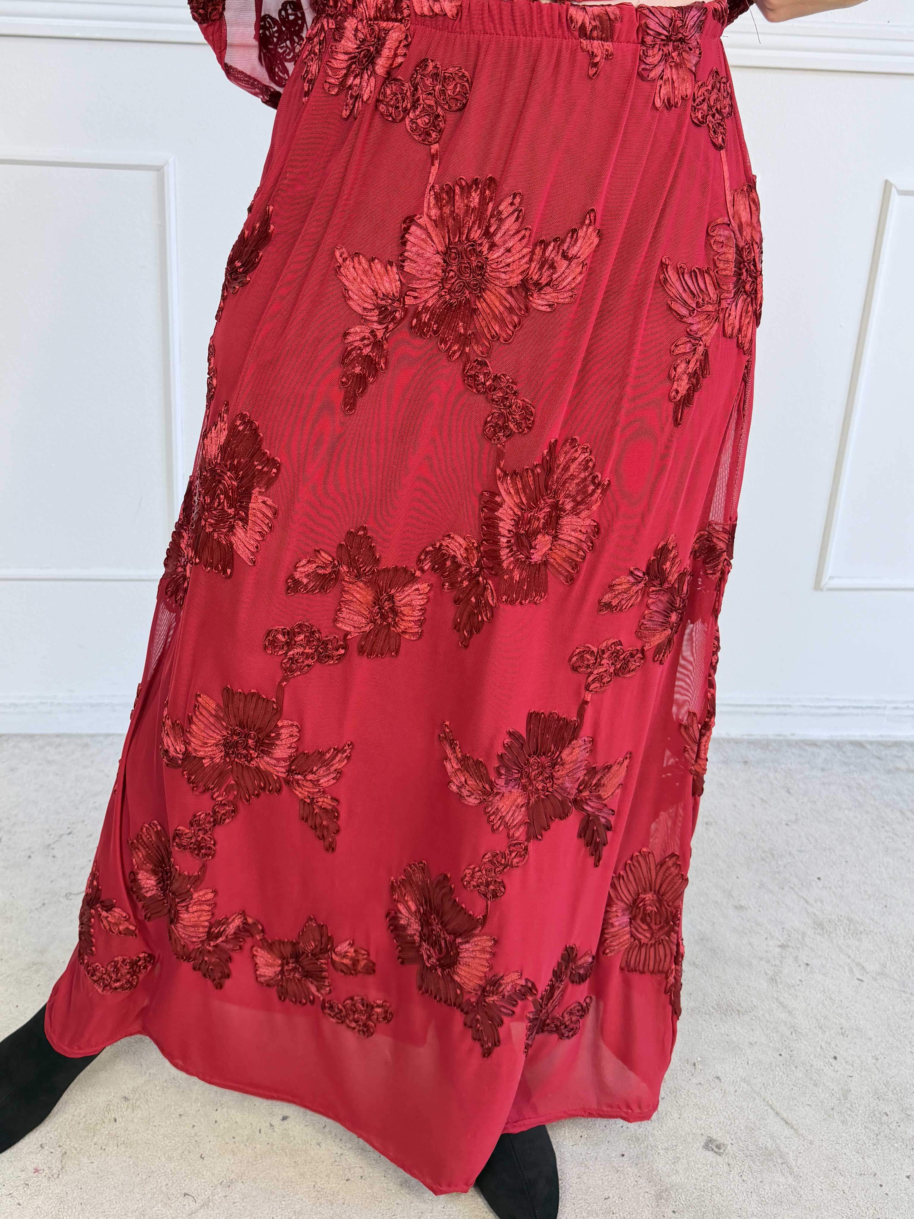 Silke Flora - Feminin kjol i lätt mesh med fina blomstermotiv som ger en elegant och romantisk look