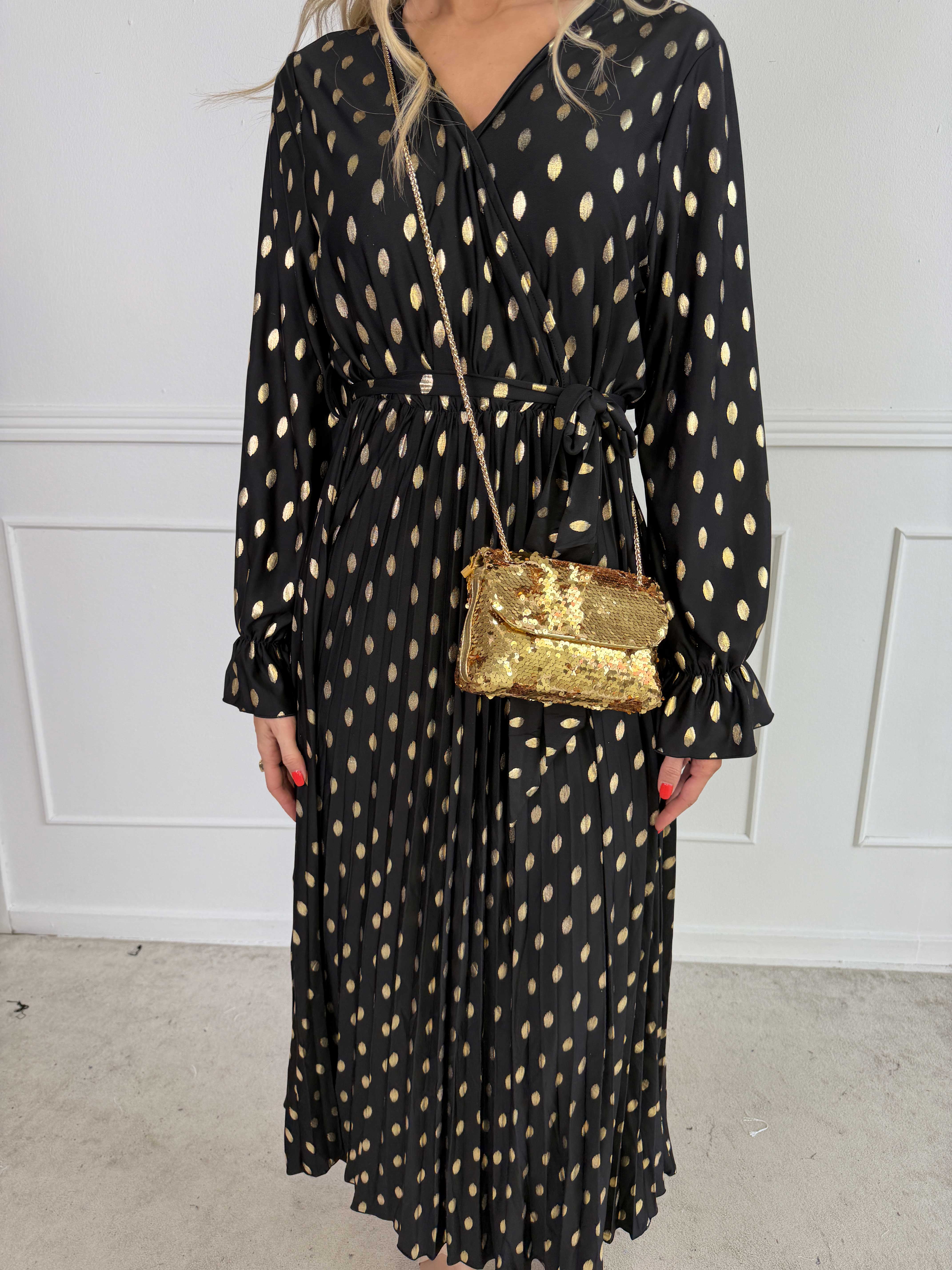 Silvija Dot - Lang elastisk kjole med guld dutter og plisseret skørt