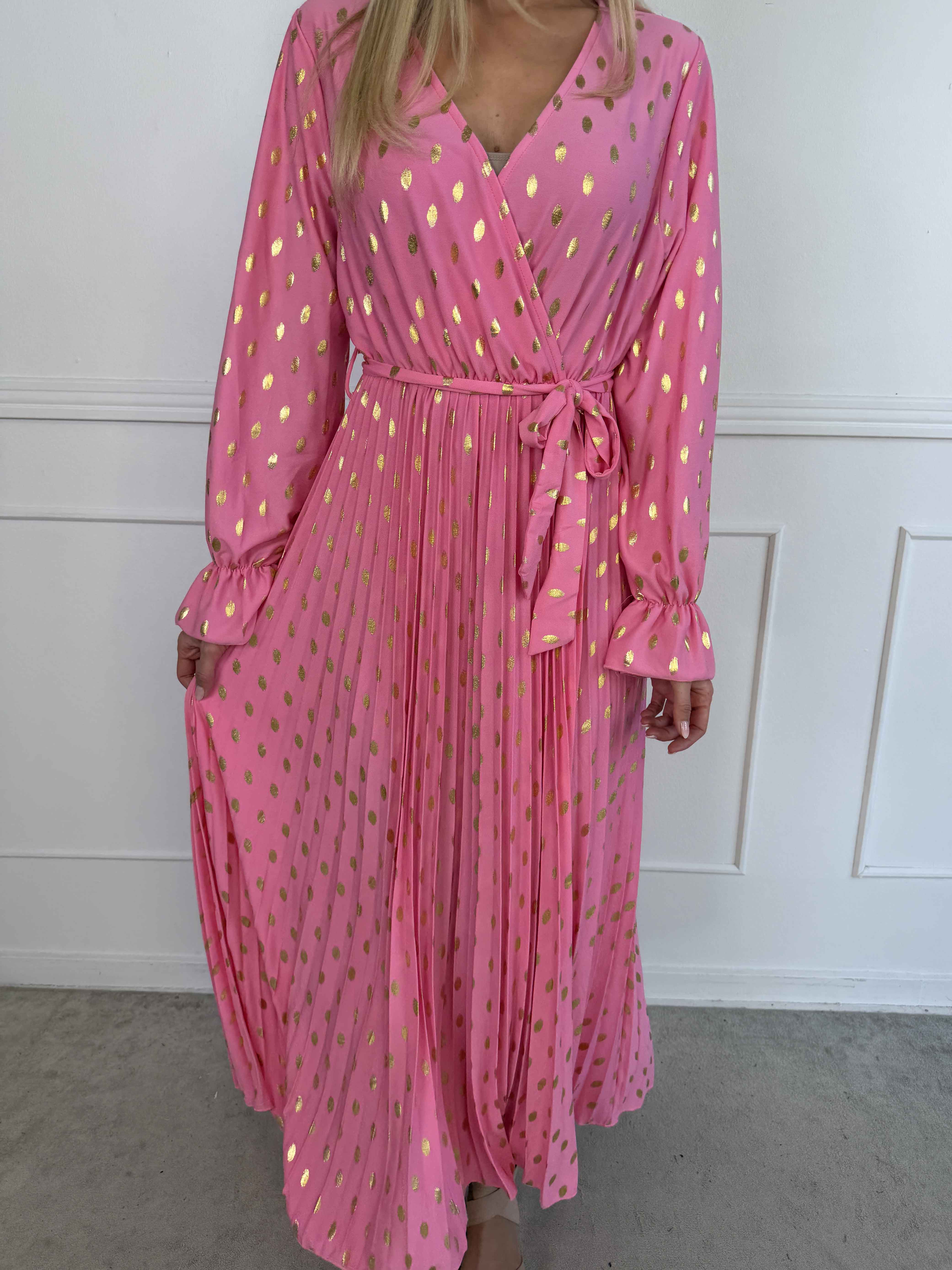 Silvija Dot - Lang plus size kjole med guld dutter og plisseret skørt