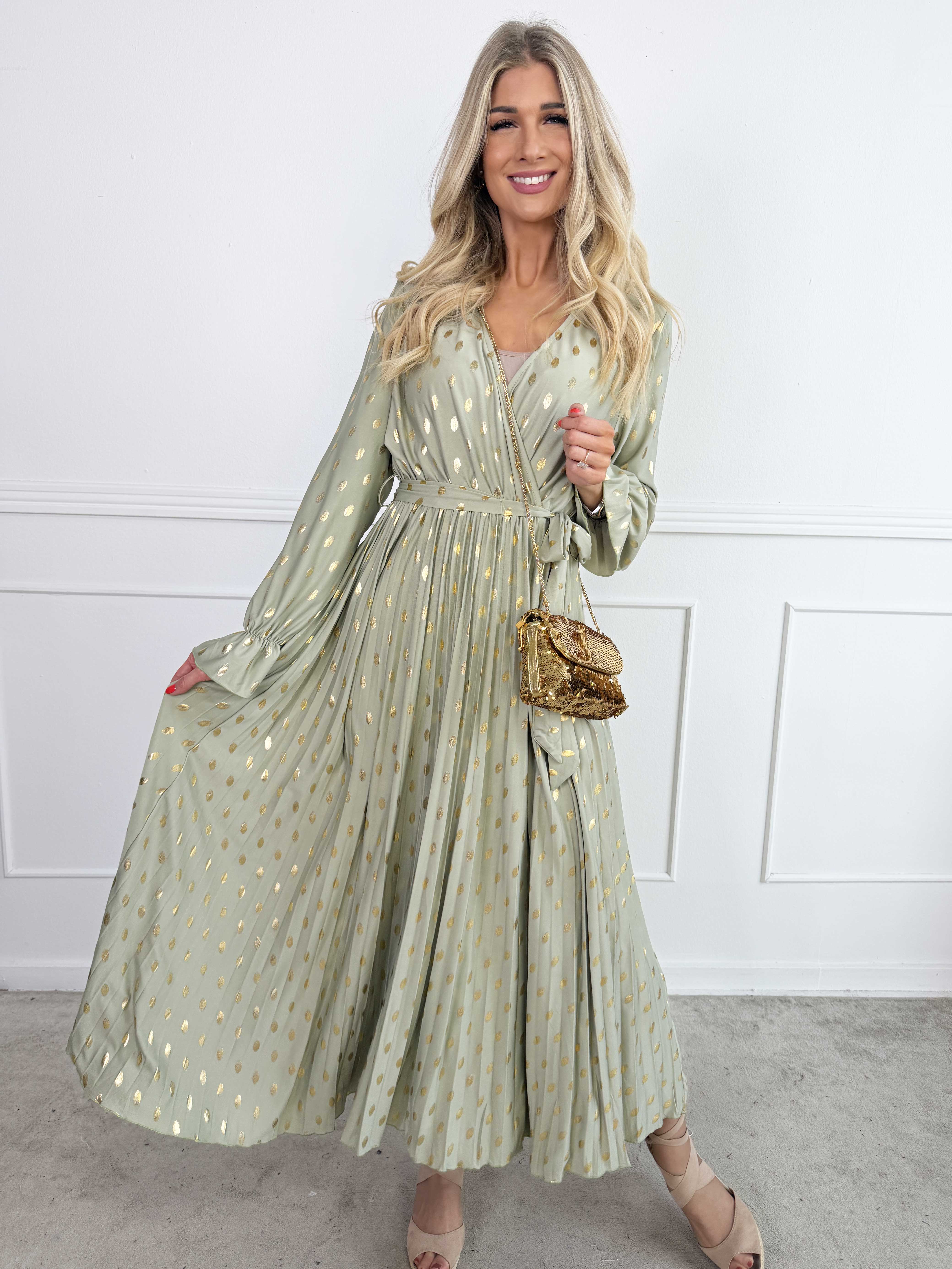 Silvija Dot - Lang elastisk kjole med guld dutter og plisseret skørt