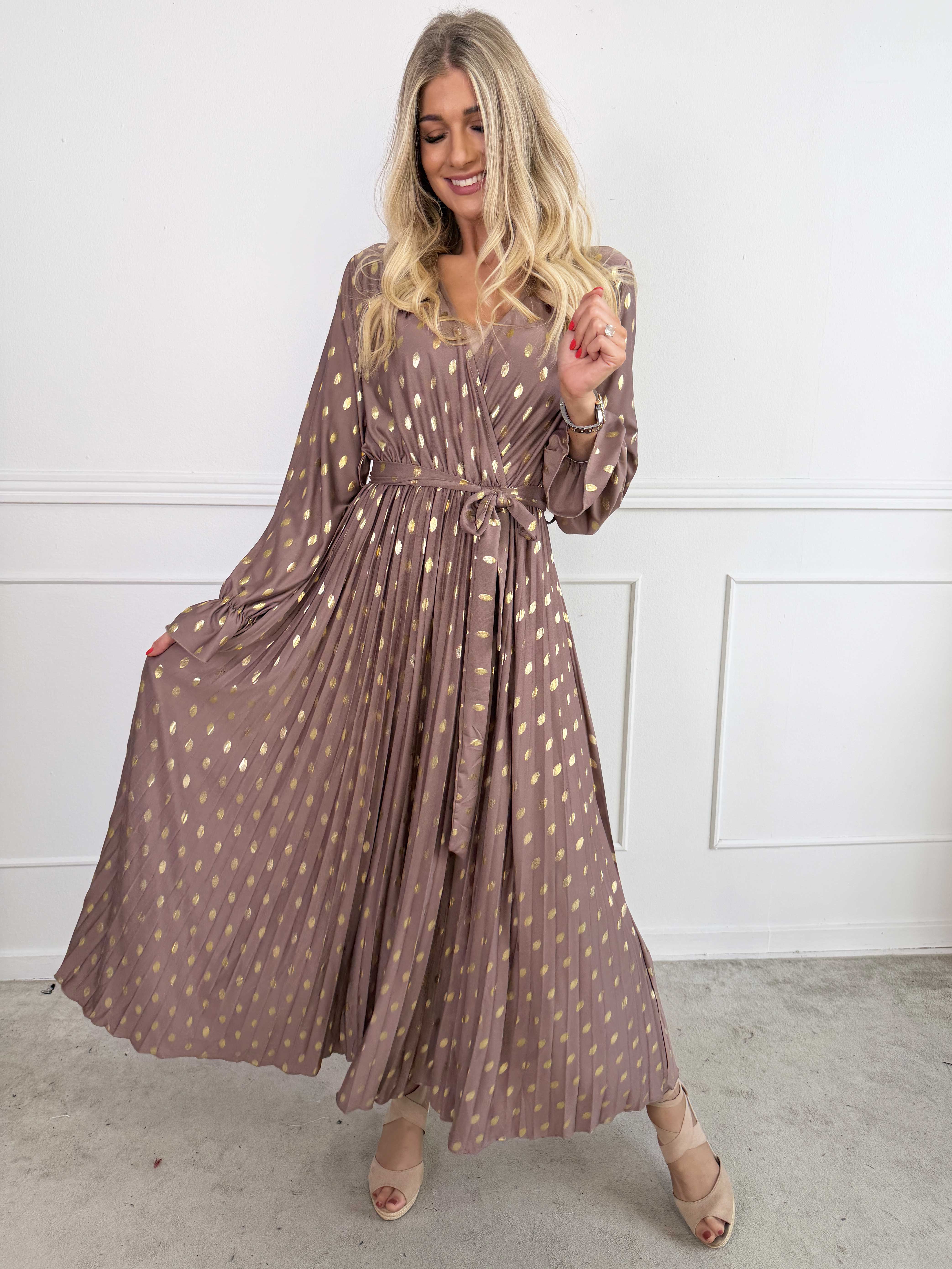 Silvija Dot - Lang elastisk kjole med guld dutter og plisseret skørt