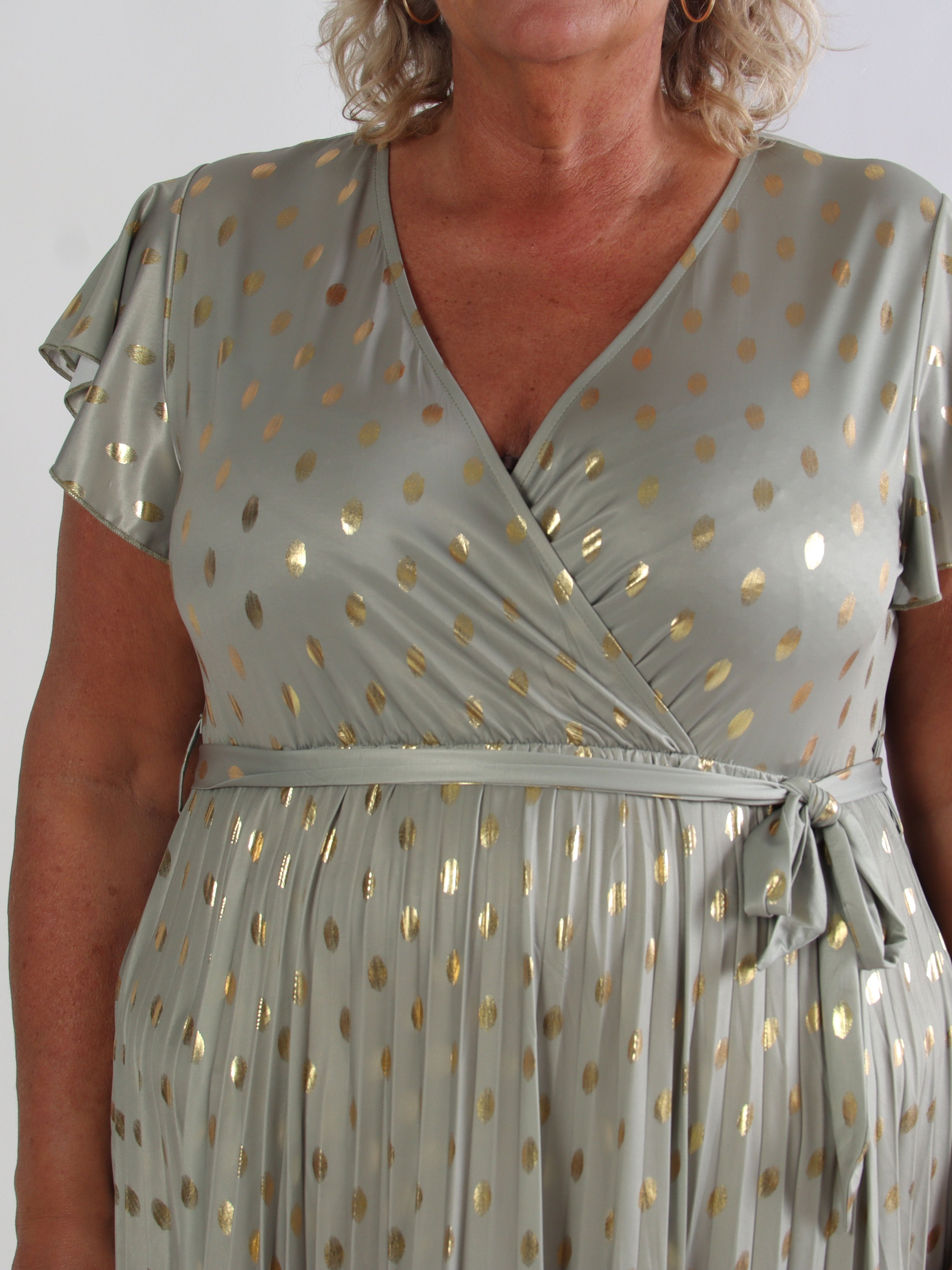 Silvija Dot Short - Elastisk plus size kjole med plisseret skørt og guld dutter