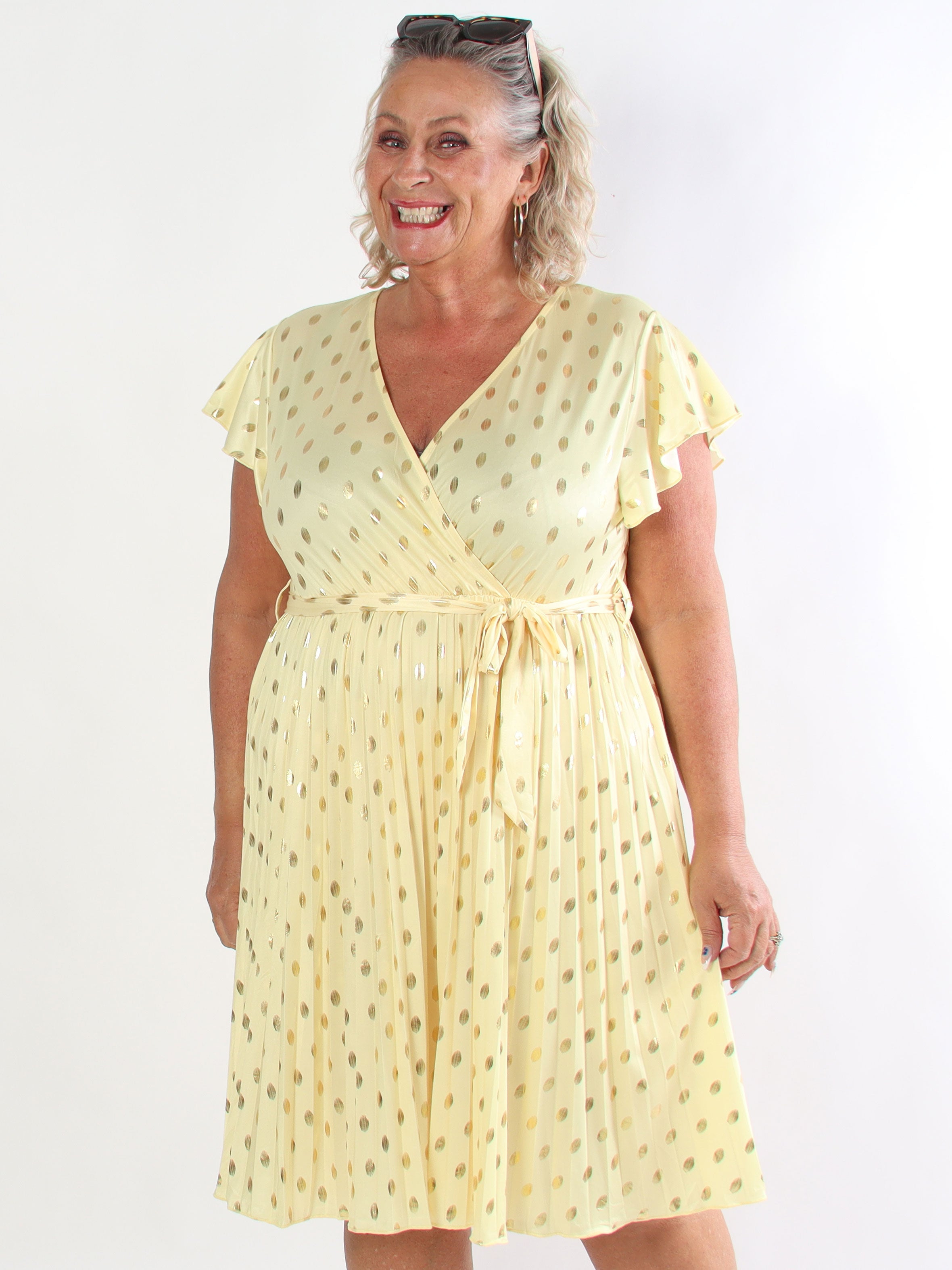 Silvija Dot Short - Elastisk plus size kjole med plisseret skørt og guld dutter