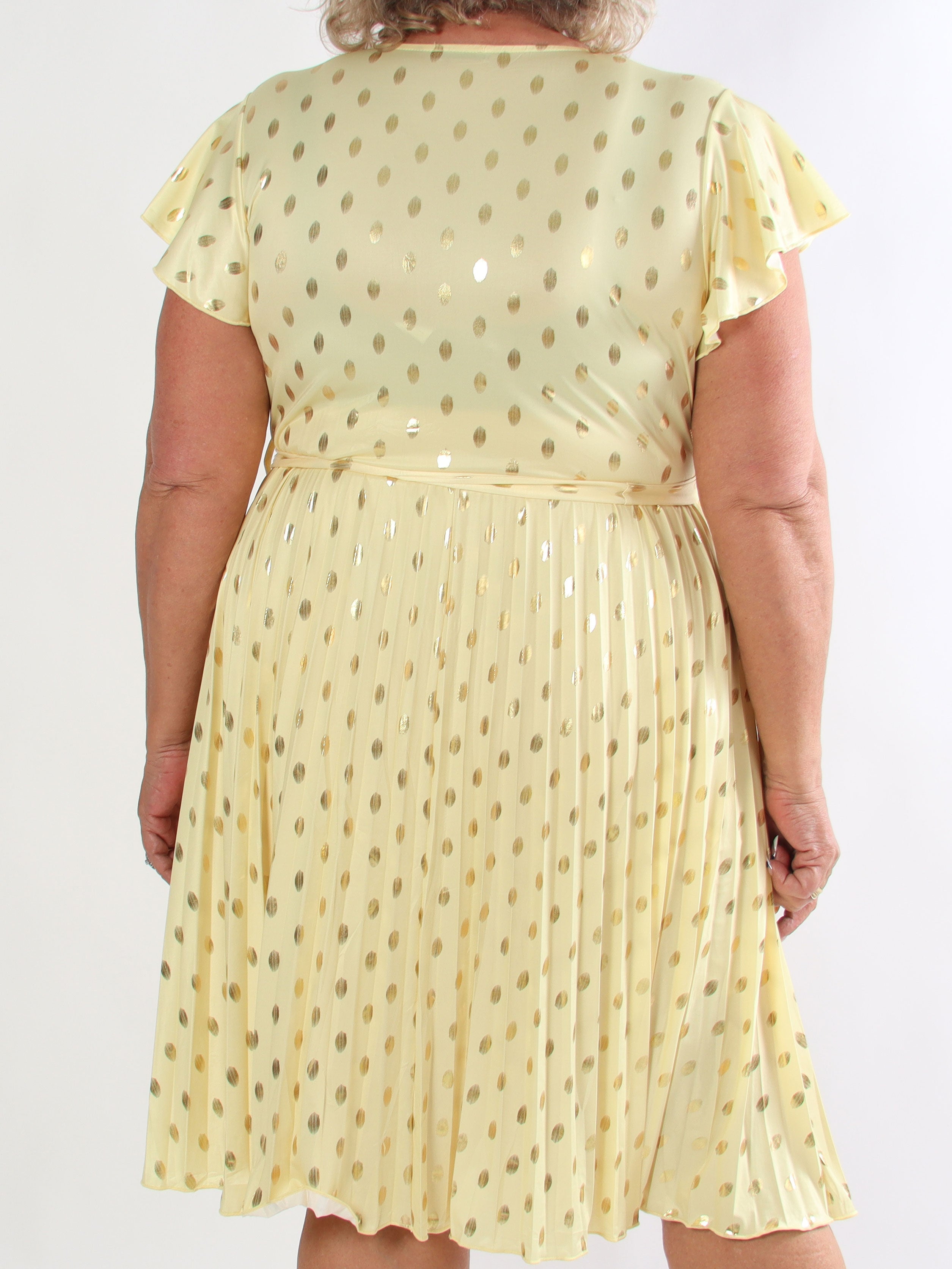 Silvija Dot Short - Elastisk plus size kjole med plisseret skørt og guld dutter