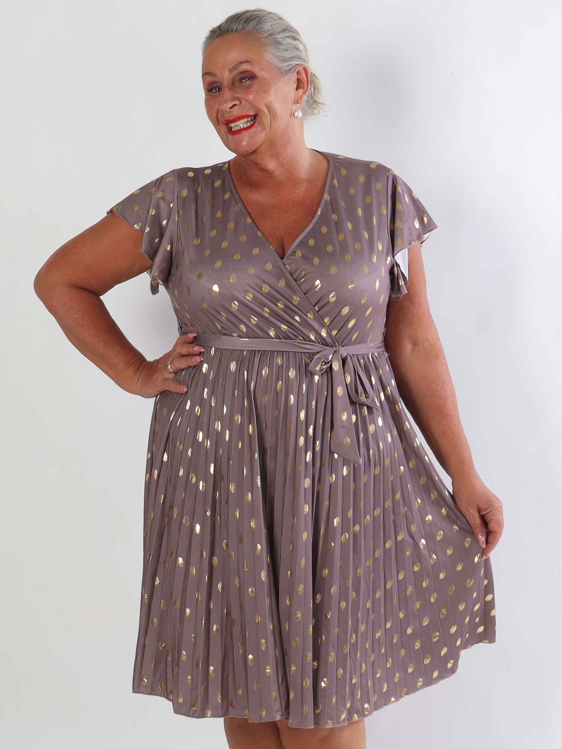 Silvija Dot Short - Elastisk plus size kjole med plisseret skørt og guld dutter