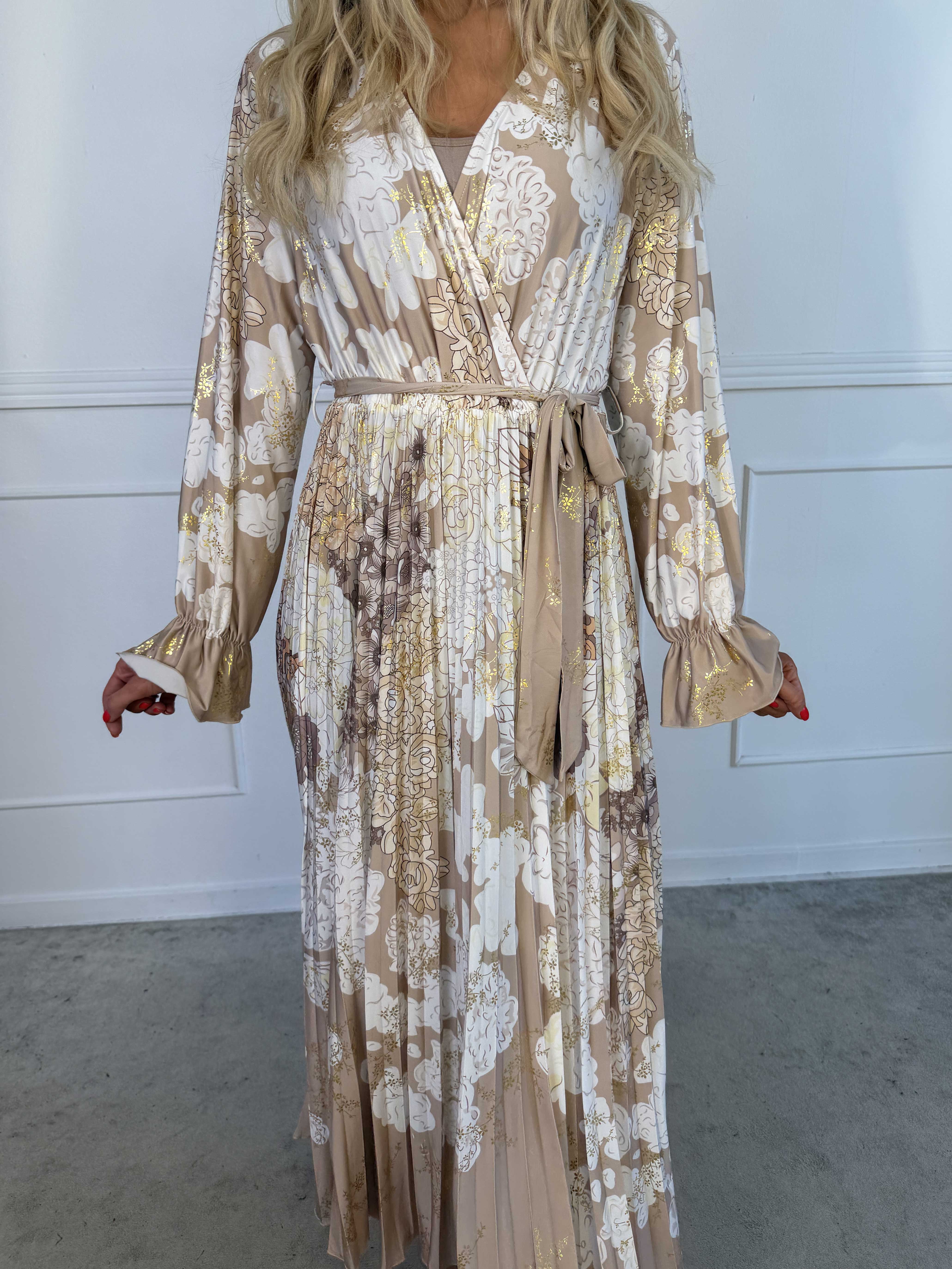 Silvija Flower - Lang elastisk mønstret kjole med plisseret skørt