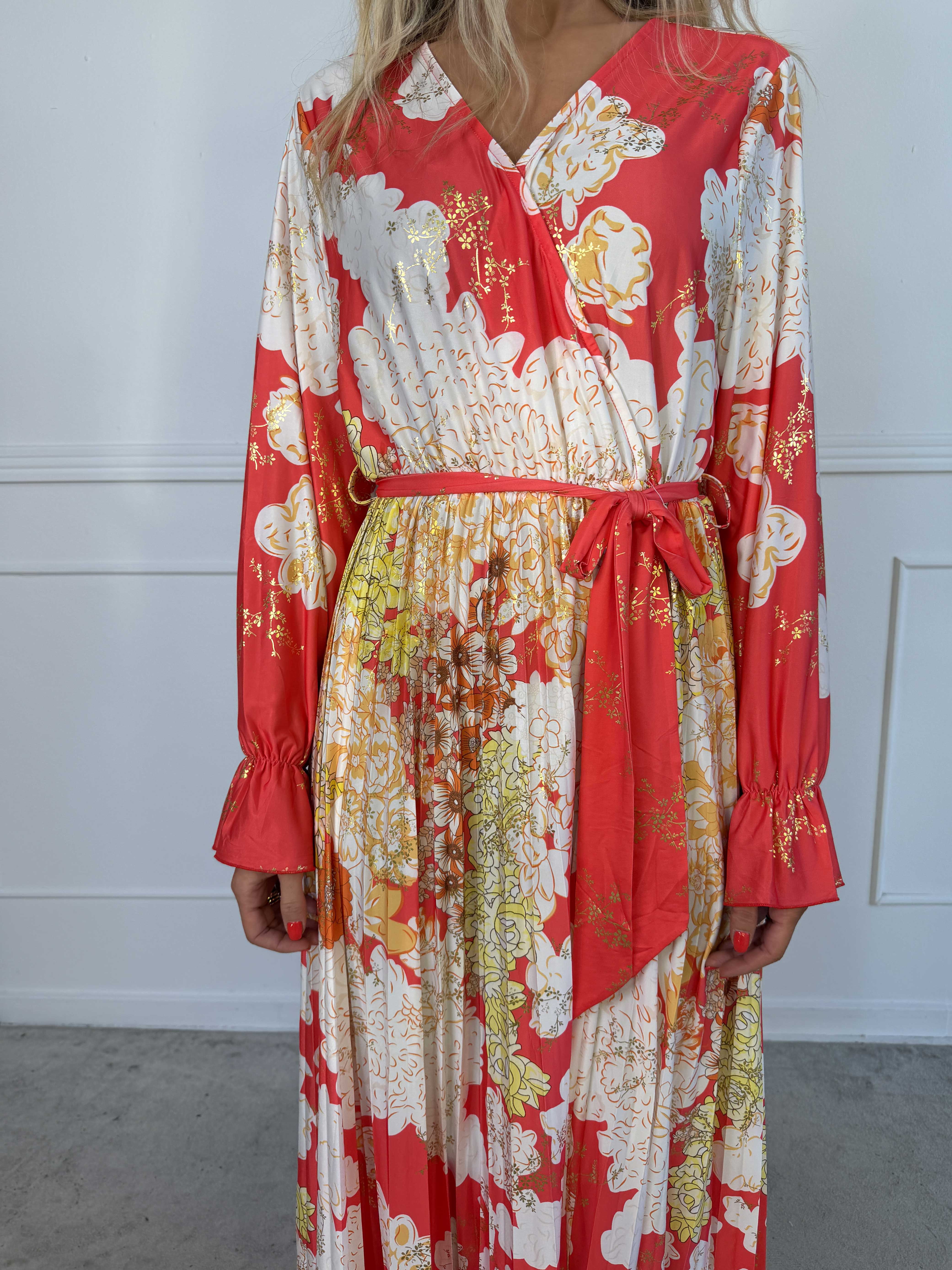 Silvija Flower - Lang elastisk mønstret kjole med plisseret skørt