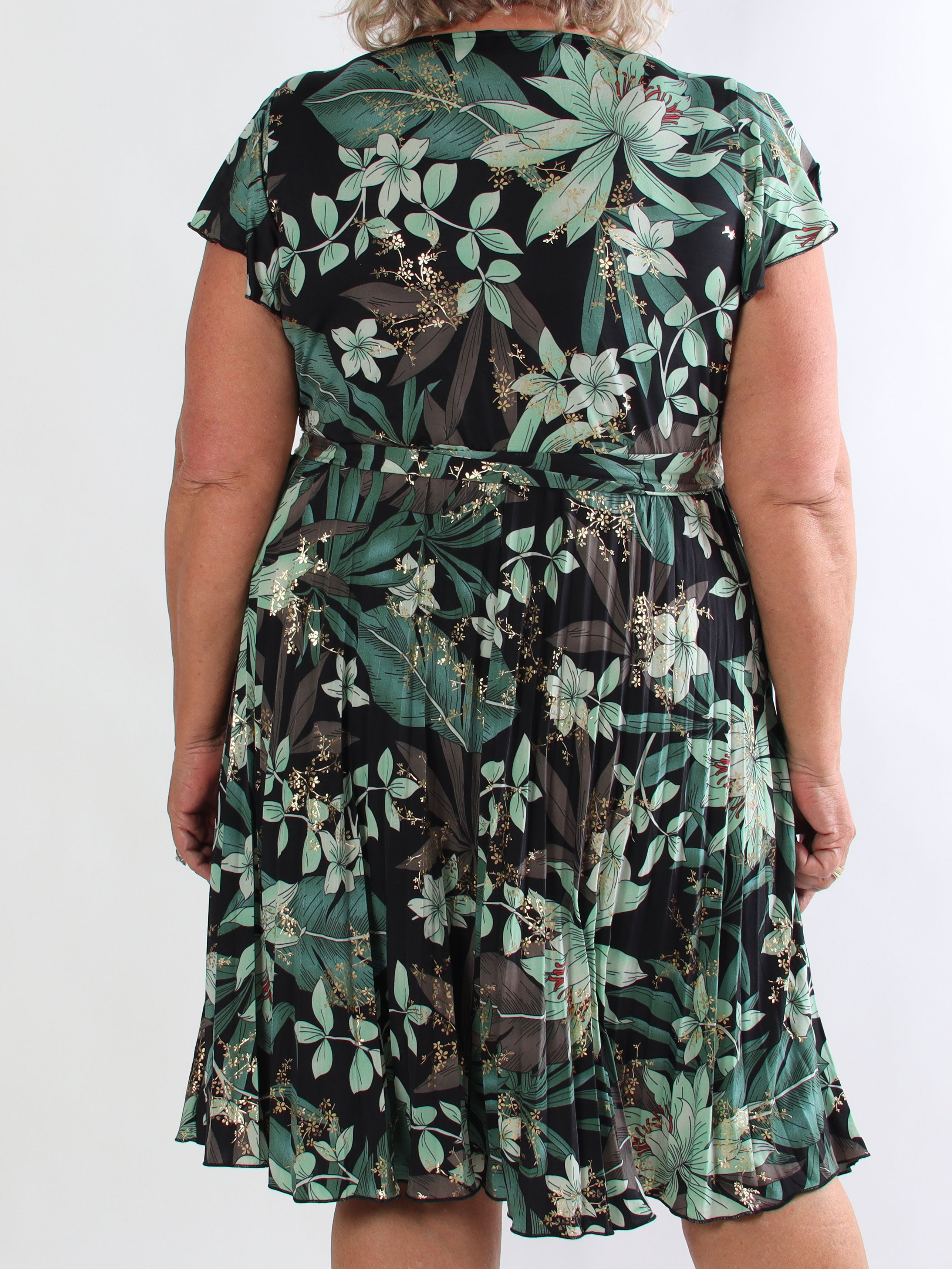 Silvija Short - Elastisk mønstret plus size kjole med plisseret skørt og guld blomster
