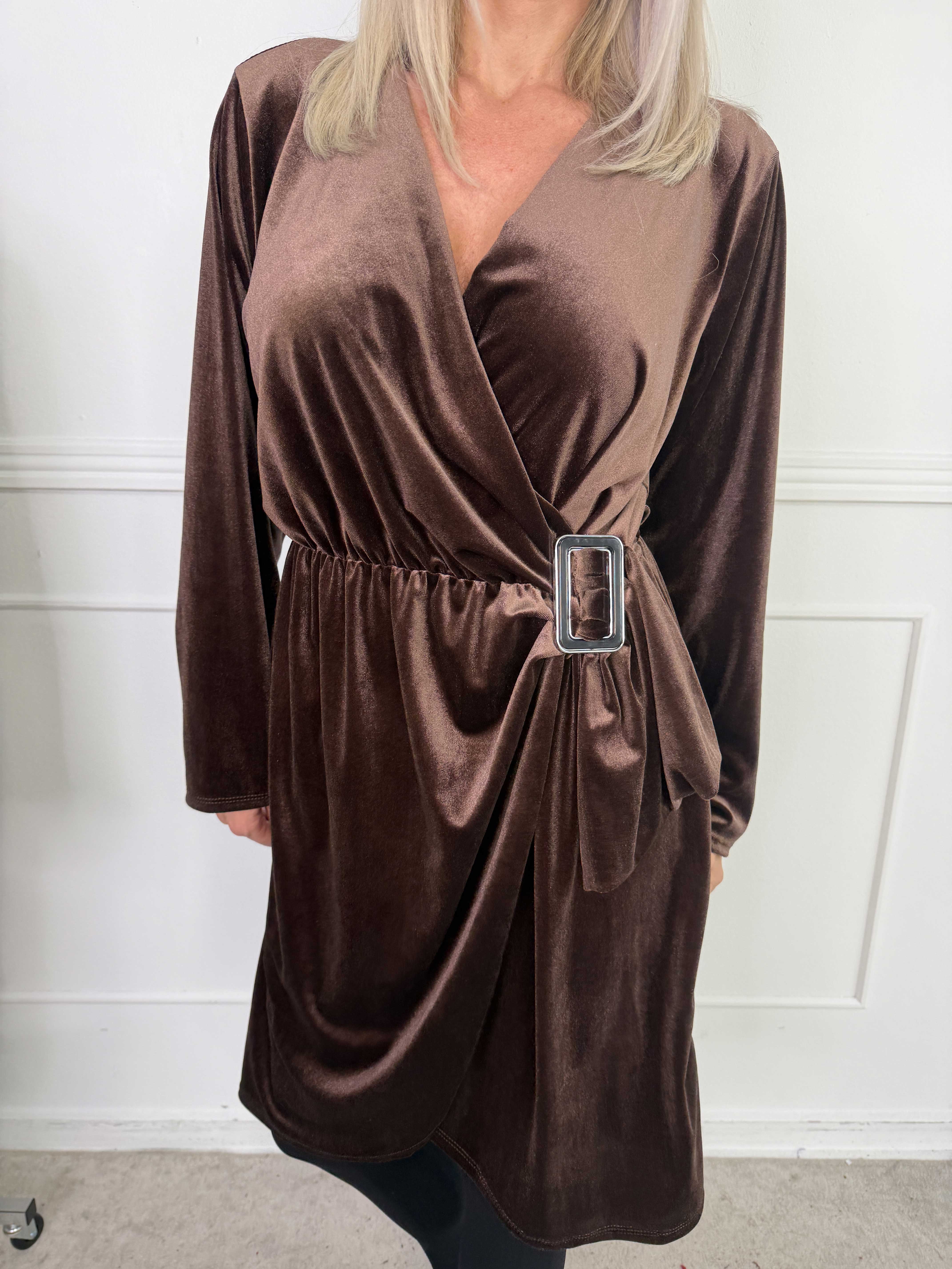 Sinda - Velourkjole med slå-om effekt og spænde