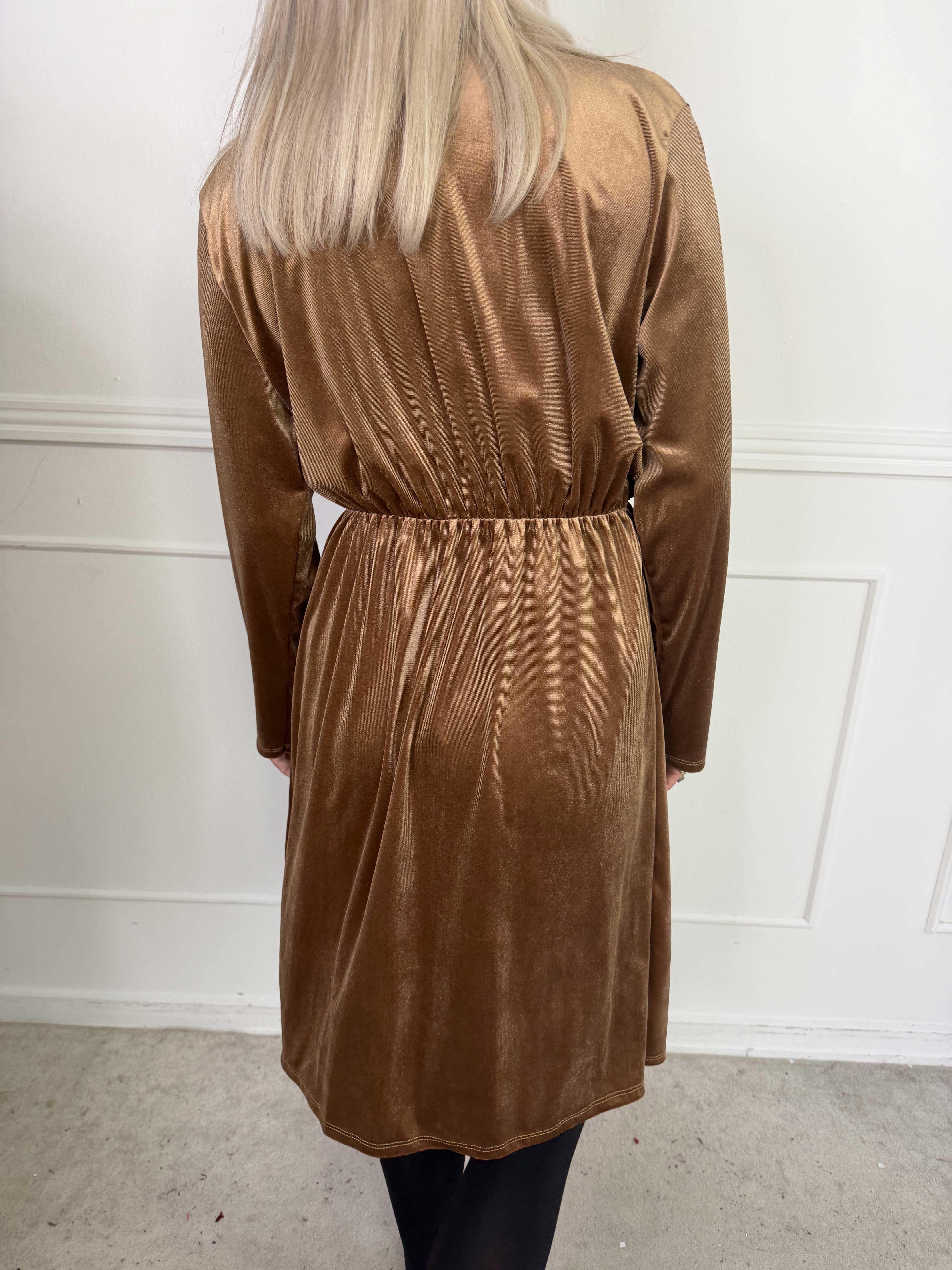 Sinda - Velourkjole med slå-om effekt og spænde