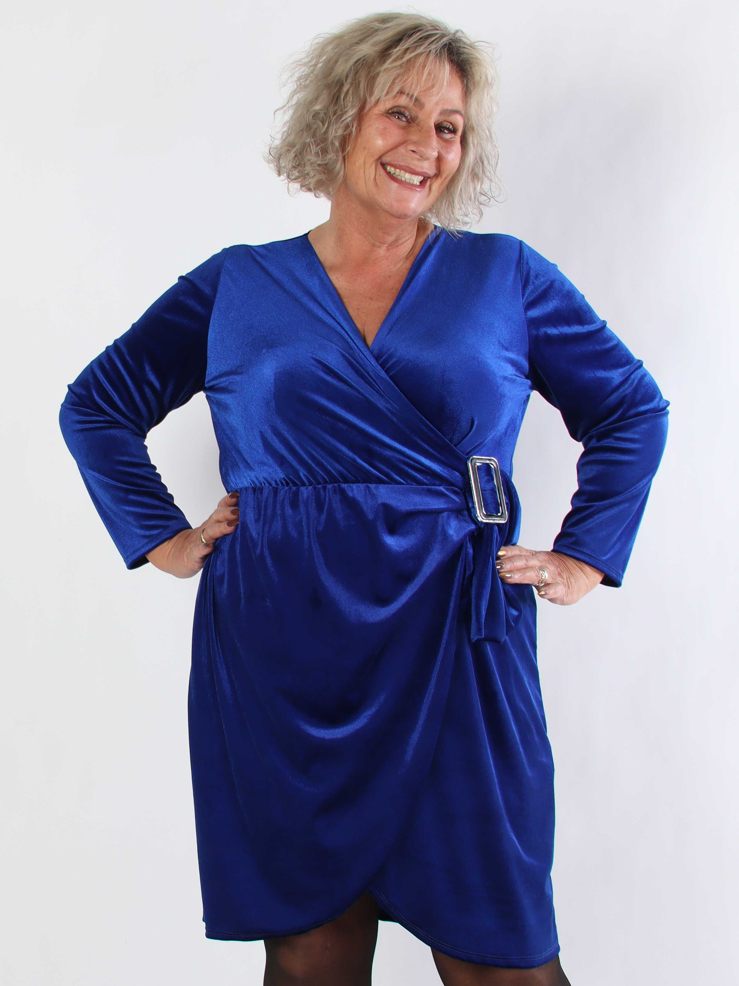 Sinda - Plus size velourkjole med slå-om effekt og spænde