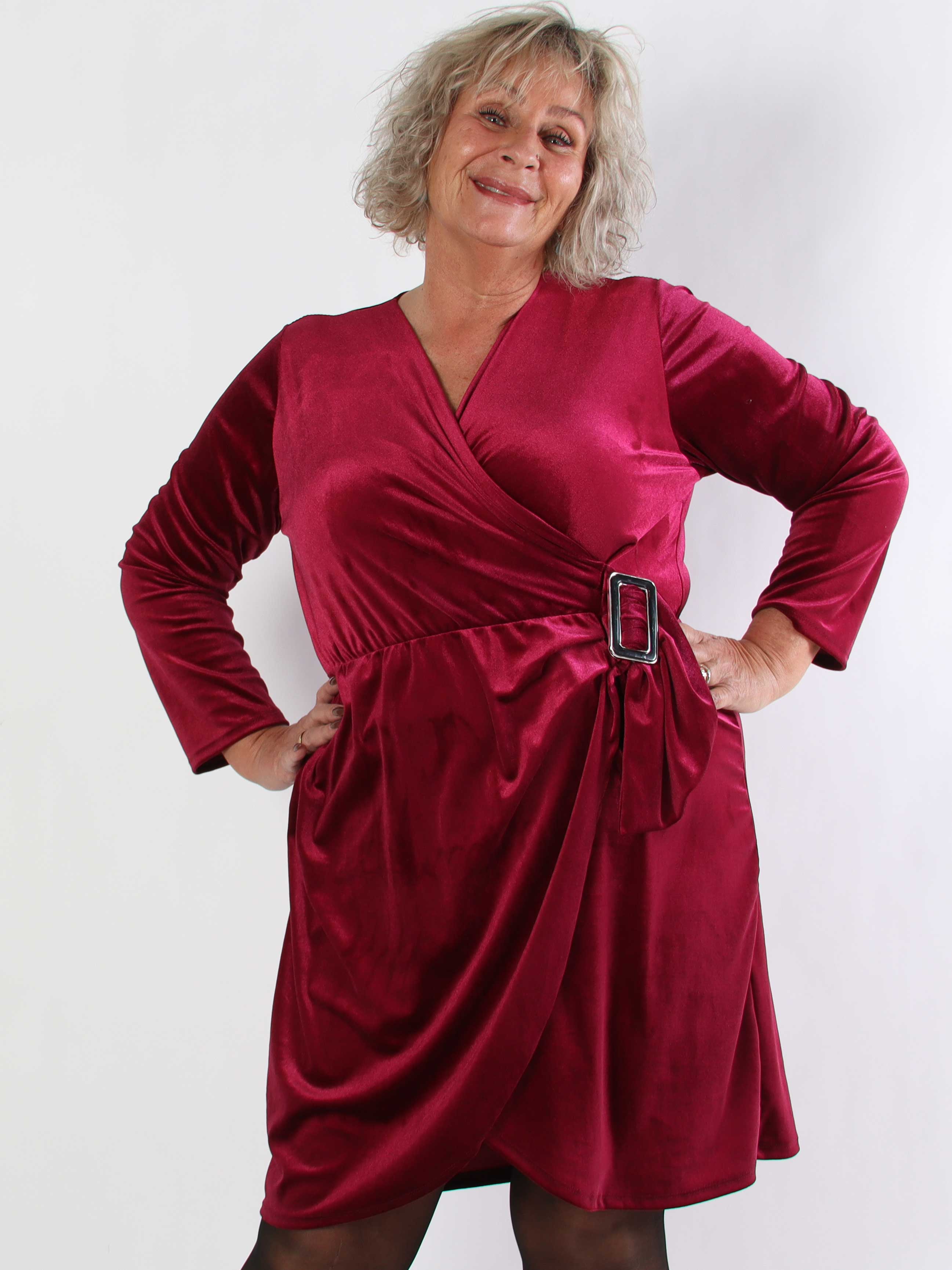 Sinda - Plus size velourkjole med slå-om effekt og spænde