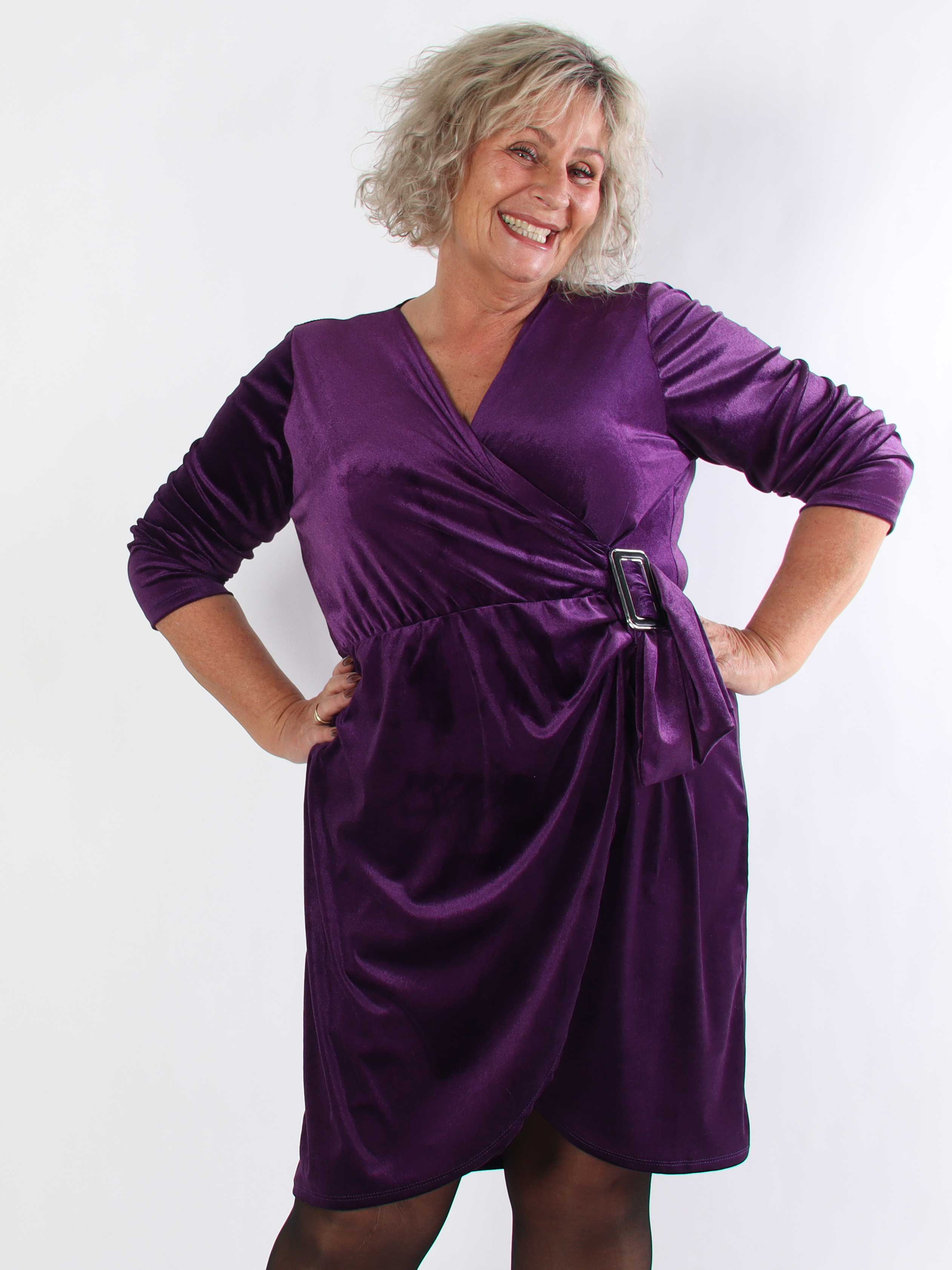Sinda - Plus size velourkjole med slå-om effekt og spænde