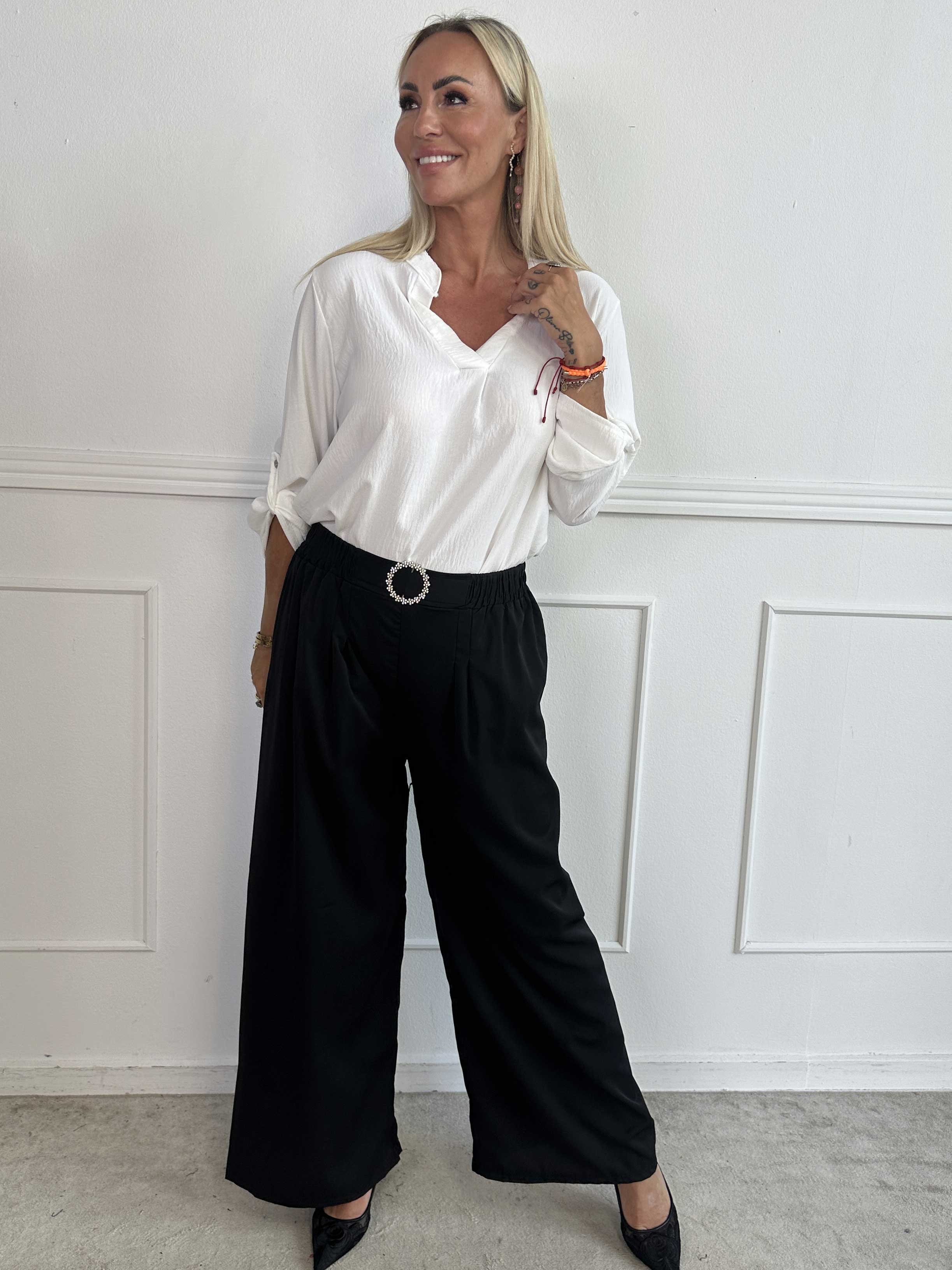 Sizune - Stilrena byxor med silverspänne i midjan