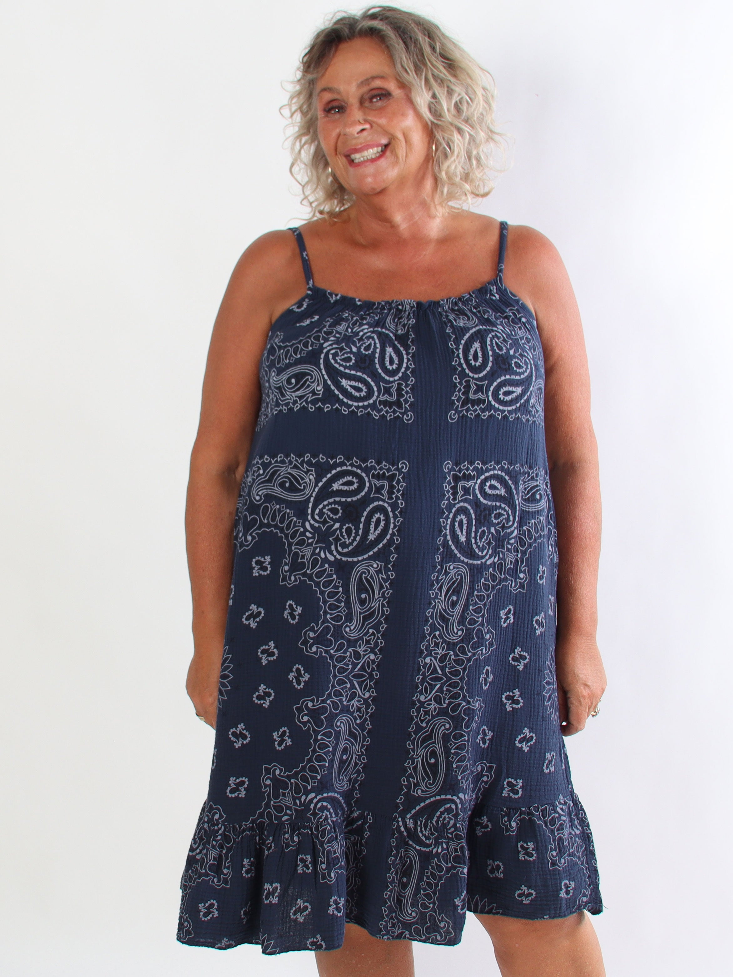 Solero Paisley - Plus size klänning med axelband i mjuk muslin med vackert paisleymönster
